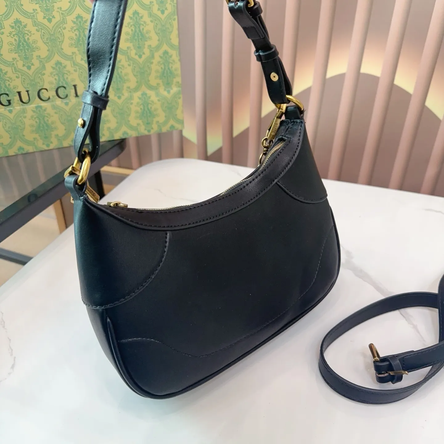 P110 折叠礼盒 酷奇新款Gucci 腋下包| 全新新月包型，从品牌典藏元素汲取灵感，饰有20世纪70年代经典双G标志，并配有两根肩带，一条皮质，一条金属，诠释了品牌所推崇的实用设计理念。尺寸25.5.15 Q