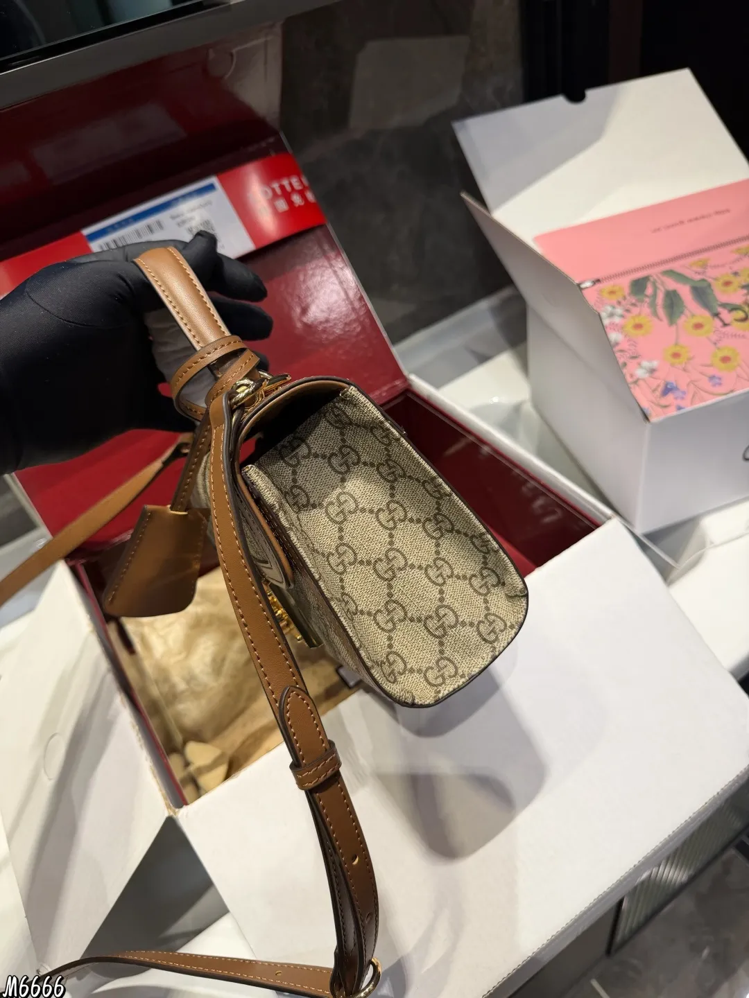 ❤️P195p190（折叠飞机礼盒）❤️ gucci永不过时的经典Gucci padlock从颜值到使用感都非常YYDS，简约百搭，经典款式不容易过时，造型也以大方舒适，容纳性好为特点肩带搭配也是从典藏设计中直接取用的钥匙扣设计如果你想拥有一只大牌的爆款包包，又想要容量大，造型百搭，年轻时尚，我觉得这一款是非常完美的，如果你是身材娇小的姐妹，喜欢大包，又担心视觉上有点压 这款包包绝对是你的首选 尺寸大号26.17 小号20.13