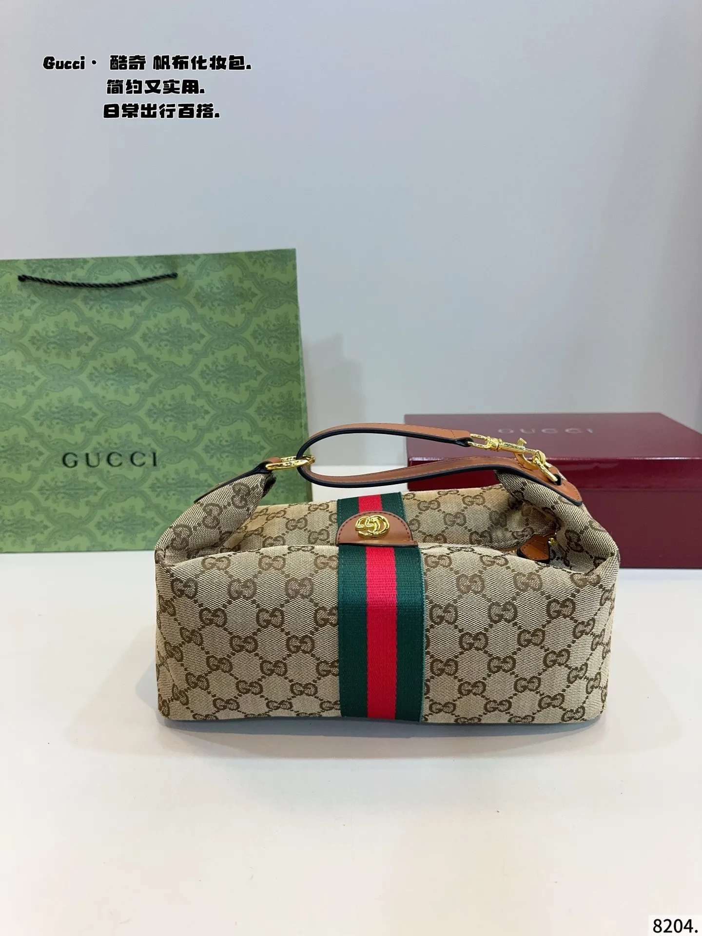 p125配礼盒🎁. Gucci Vanity,真的太绝了✨ Gucci Vanity系列真的是近期的心头好!它的设计灵感源自品牌经典化妆包,复古又时髦,一整个爱住了 造型独特:饭盒包的造型超级可爱,棕色帆布款搭配GG logo图案、红绿条纹织带和GG Logo,经典元素拉满,辨识度超高,怎么搭配都不会出错~ 背法多样:复古小提手,自带延长肩带,能手提、单肩背、斜挎,轻松适配各种场景和穿搭风格。 容量惊人:外观小巧,内部空间大,手机、钱包、化妆品、折叠伞等都能轻松装下,日常使用超方便。 如果你也在寻找一款颜值与实用并存的包包,Gucci Vanity绝对值得~尺寸:28*13*18cm