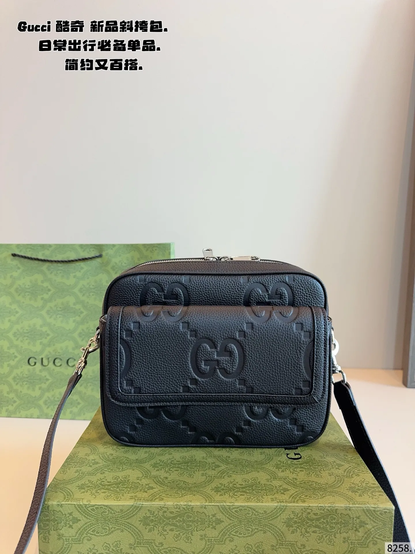 p220纯皮 配礼盒🎁. GUCCI酷奇ophidia斜挎包. GG男包来咯~ 随着时间成长,压花也是经久耐看且永不过时的元素 这款包包造型小巧,依旧是复古的调性,方方正正的包型很好搭配衣服,可斜挎可作为手拿包,日常休闲和商务场合都可以驾驭,撞包率也很低,包身整体也很轻便,简约低调有质感尺寸24*5*18cm