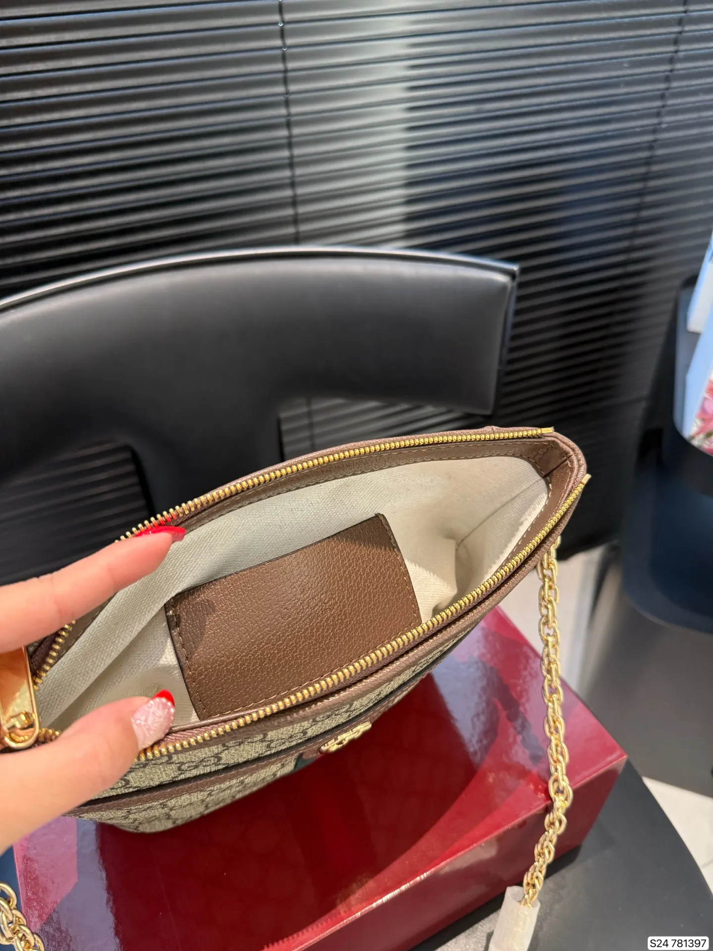 P170 配飞机盒折叠盒子酷奇枕头包Gucci 新款 小方包 枕头包 背上它 走路都带风 一整个被爱住拿捏舒适下午茶氛围日常百搭 经典简洁 尺寸20 17货号781397