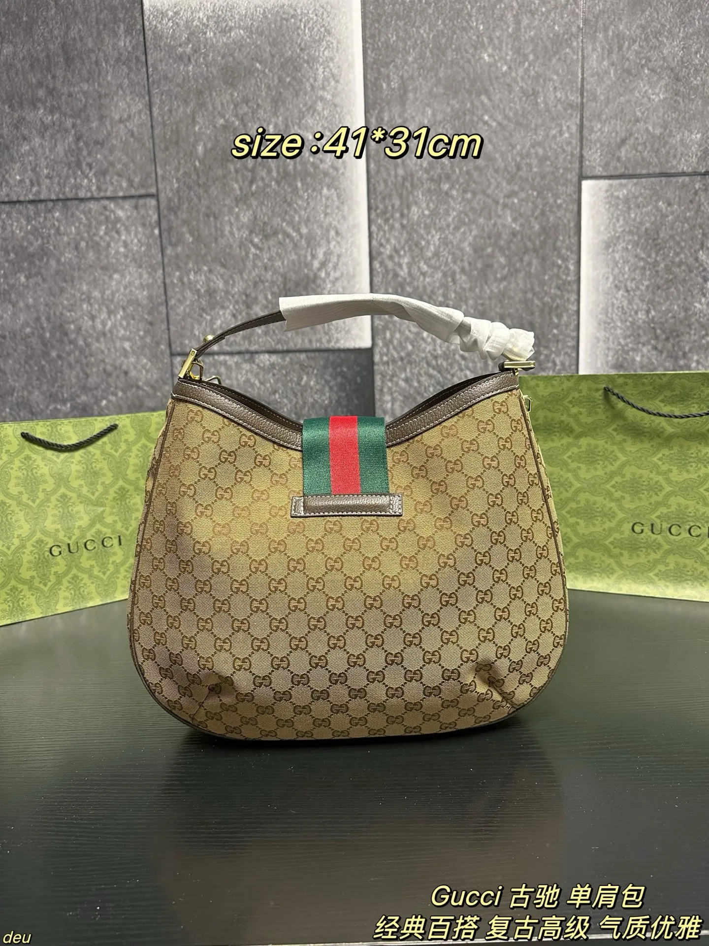 P130配盒 Gucci 古驰 单肩包 老花双G手提来喽!想要复古,经典的老花搭配相得益彰的金扣,整个贵气复古风扑面而来,永不过时的经典款式,简约大气的风格设计,老花在复古感方面狠狠拿捏!想要实用,不小的托特容量,但整体看起来又不会太大,好看至上的前提下整个实用感绝绝子,采用宽条肩带,厚重感满满,又给予松弛感,整体上身好背好用!这样一款实用又贵气的包包,成色极佳,出门也不容易撞包,穿搭好搭配,不挑场合,相信你一定会心动! 尺寸:41*31cm