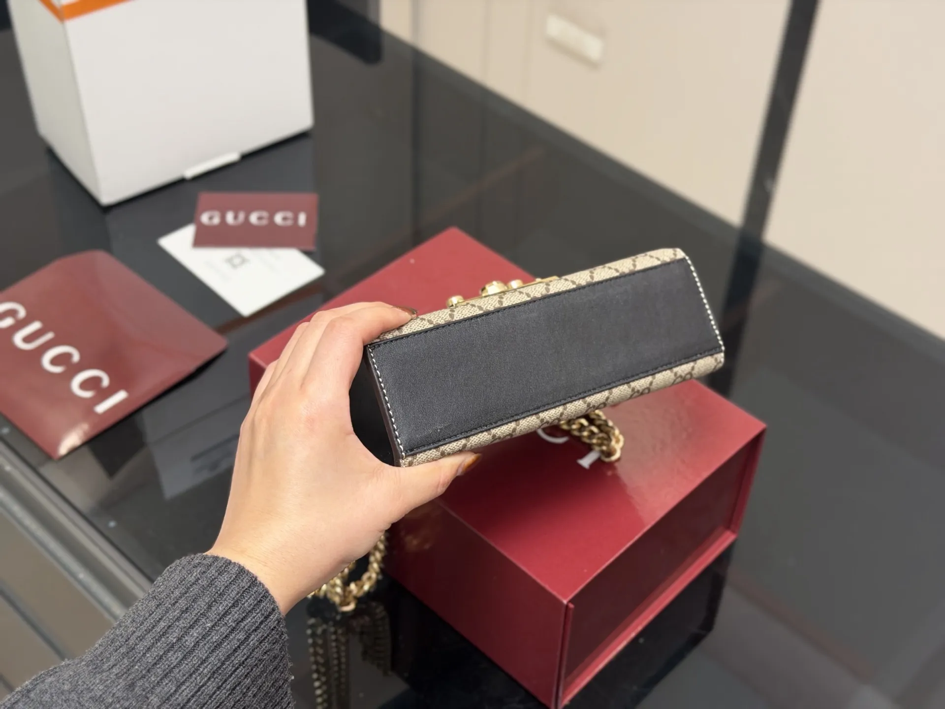 &yen;170 配折叠盒飞机盒 size：20.13cm 【古奇padlock】 这款已经卖了几千个了 明星产品 ‼️ 最近质量又升级了 重拍下给你们看 👀 高定版的G Padlock ✔️