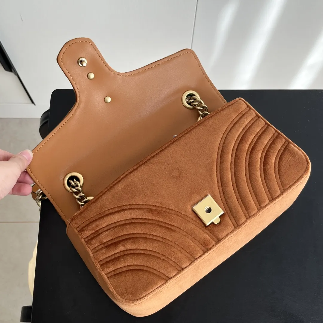 升级版实拍#💰200 款号：443497天鹅绒 尺寸：26-15-7cm GG marmont天鹅绒系列 秋冬限时回货🥹真的是时代的眼泪 对版反毛绒面料 呈现深浅色效果👏 对版丝绸内里、拉链式口袋内有水洗标。 经典翻盖，古铜色logo双G五金和链条搭配