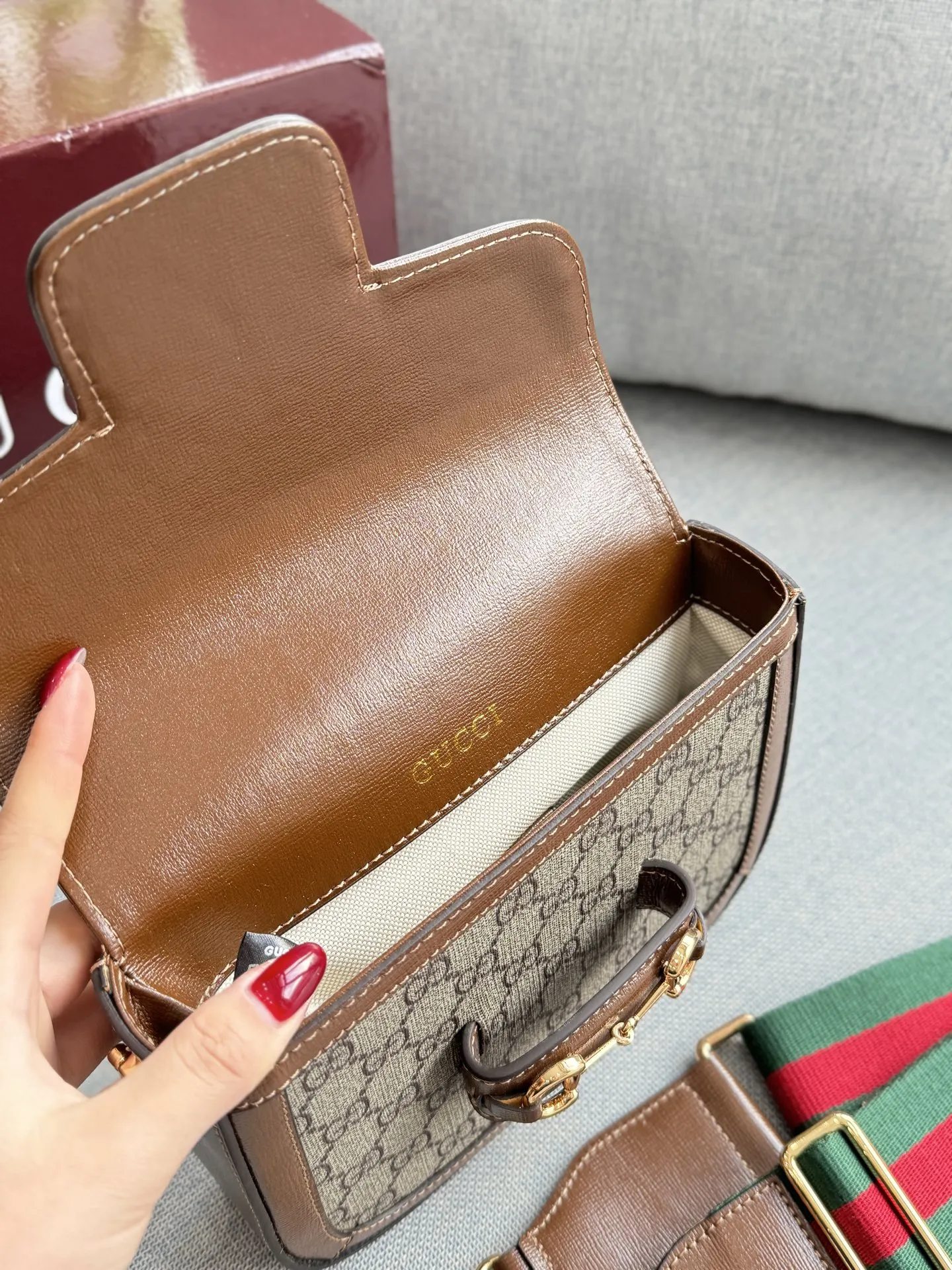 牛皮双肩带💰195 全套礼盒 size:21×16.5 GUCCI古驰 Horsebit 1955 马鞍包 单肩包 芯片版本 本来一直很喜欢1955马衔扣的复古感,也因为喜欢的明星倪妮、肖战都背了它🥰 新出小号也就是mini版本完美解决了所有问题,还有2根肩带,皮肩带+经典红绿肩带!! 更好地突显你的时尚品味。