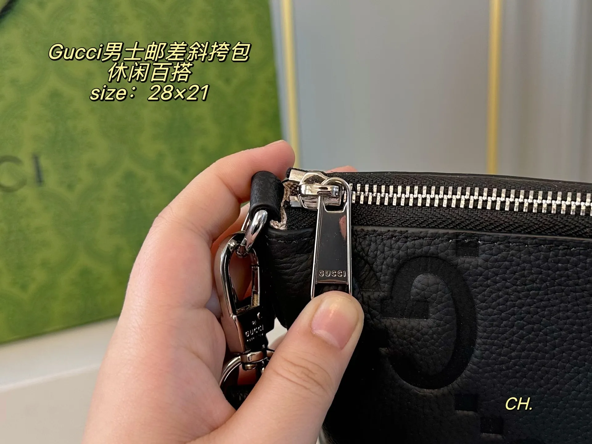 P125(配盒) size:28×21 GUCCI 古驰压花男士邮差包斜挎包💕 方方正正的包型很好搭衣服! 包身特别轻,撞包率极低, 肩带🉑️调节,空间超大~ 出门超方便,男女生都可驾驭❗️