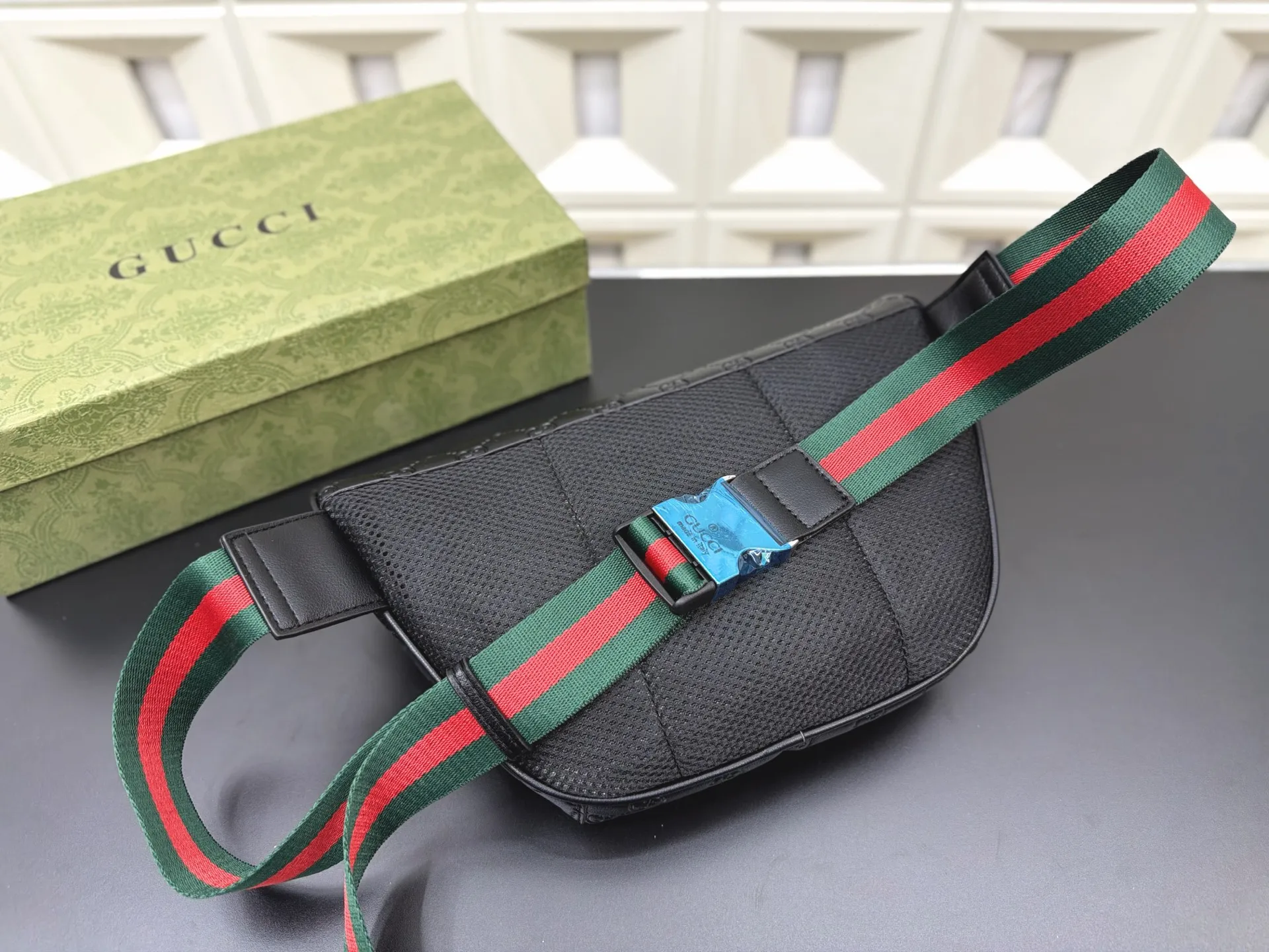 P110 Gucci 古奇 GG压花胸包 腰包 休闲百搭 实物拍摄 原厂原版面料 配送 防尘袋 18 x 30cm。