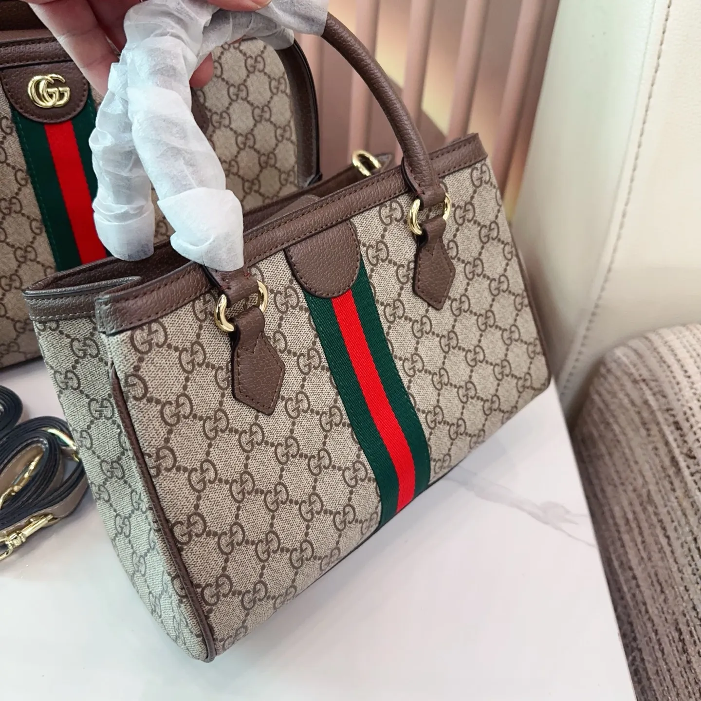 p150/ p145 尺寸大号34.23 小号26.19 酷奇托特 GUCCI 经典的老花加双G字母 Gucci酷奇ophidia托特包购物袋 休闲时尚 酷飒十足 红绿条纹融合与一身 浅棕色帆布复古感特别浓郁 特别适合夏天 上身超辣 容量日常出门需求都可以满足 对小个子女生非常友好q
