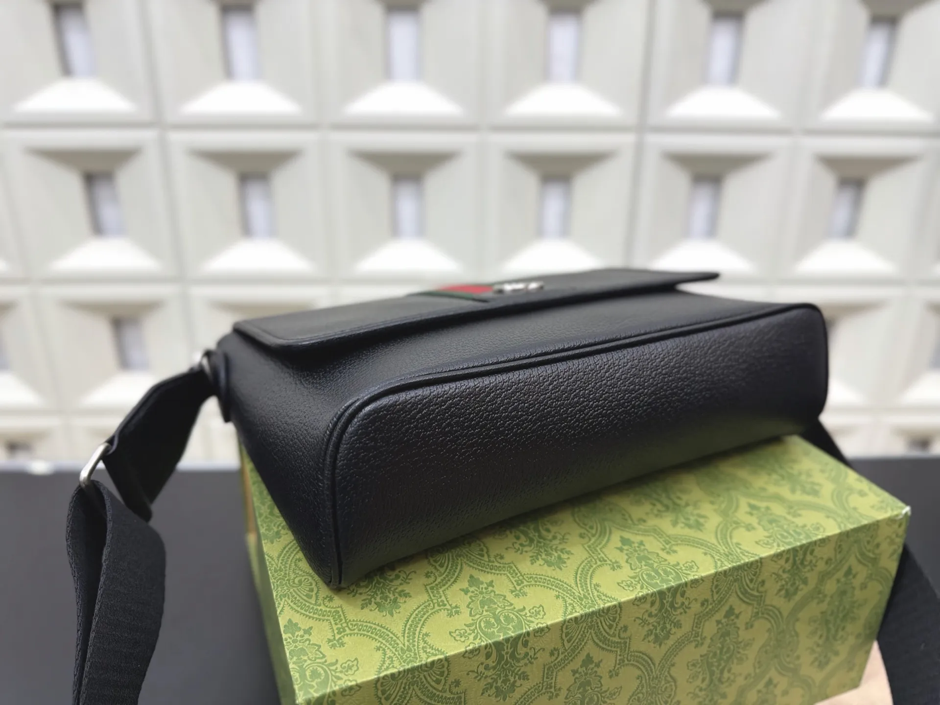P210 Gucci 古奇 GG Ophidia 邮差包 翻盖单肩包 经典百搭 实物拍摄 原厂原版面料 配送防尘袋礼盒 28 x 20 cm。