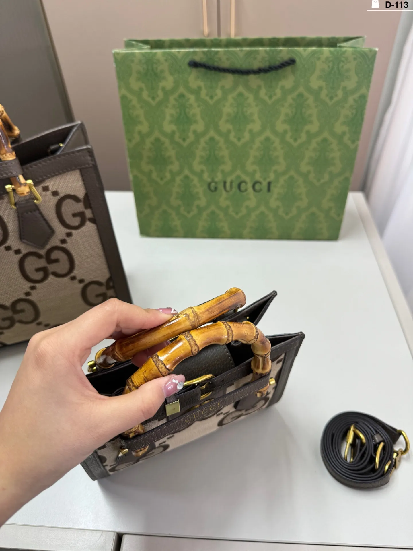 小💰p130 D-113尺寸27&times;24/20&times;15折叠盒 Gucci 酷奇竹节包 GucciDiana竹节手柄托特tote购物袋最新系列这个款复古韵味特别浓上身效果也超赞