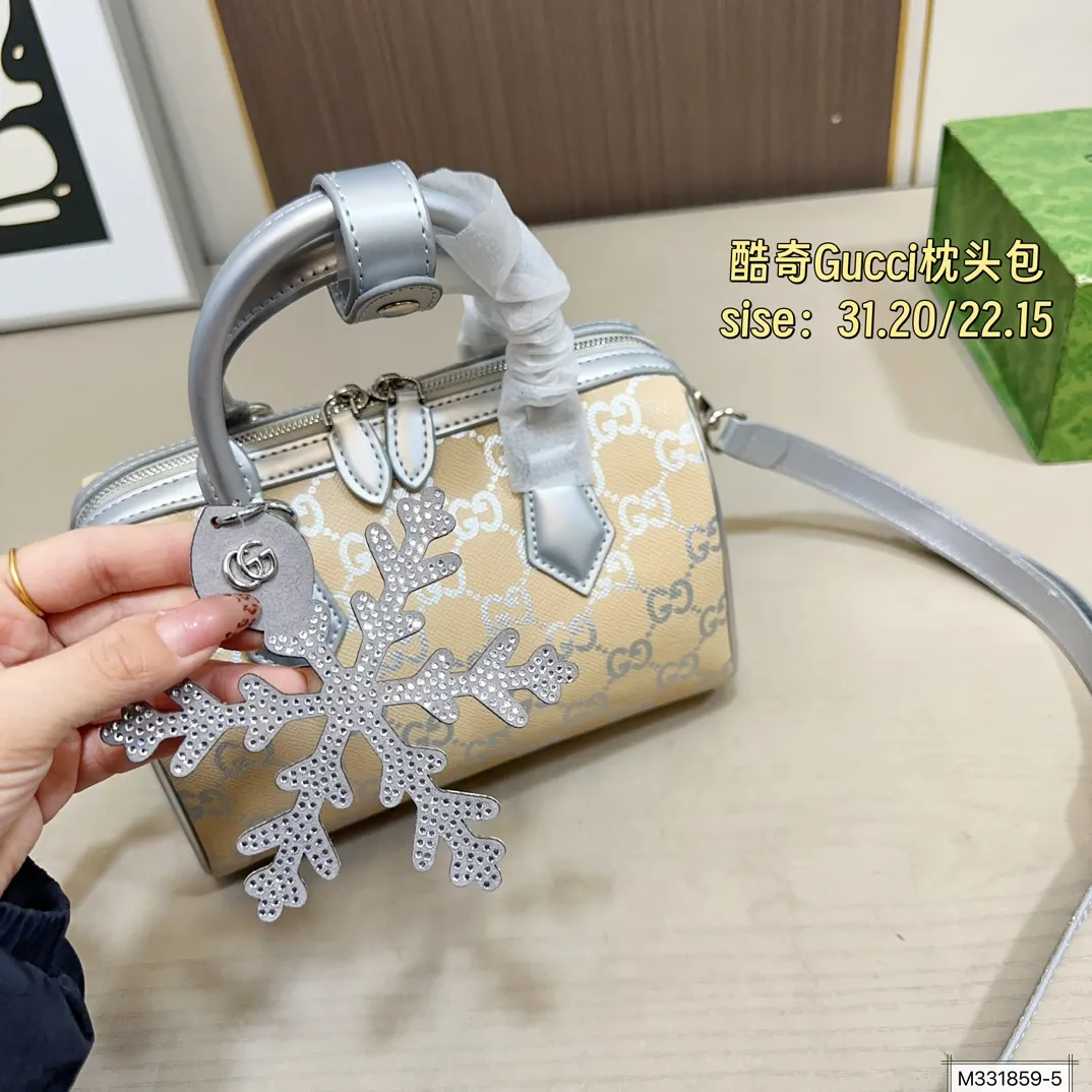 大号💰175 小号💰170 Gucci酷奇枕头包 大容量 手提斜挎皆可 通勤必备 一定要入！ 尺寸 大号31 20 中22 15