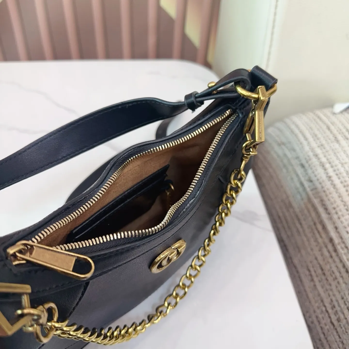 P110 折叠礼盒 酷奇新款Gucci 腋下包| 全新新月包型，从品牌典藏元素汲取灵感，饰有20世纪70年代经典双G标志，并配有两根肩带，一条皮质，一条金属，诠释了品牌所推崇的实用设计理念。尺寸25.5.15 Q