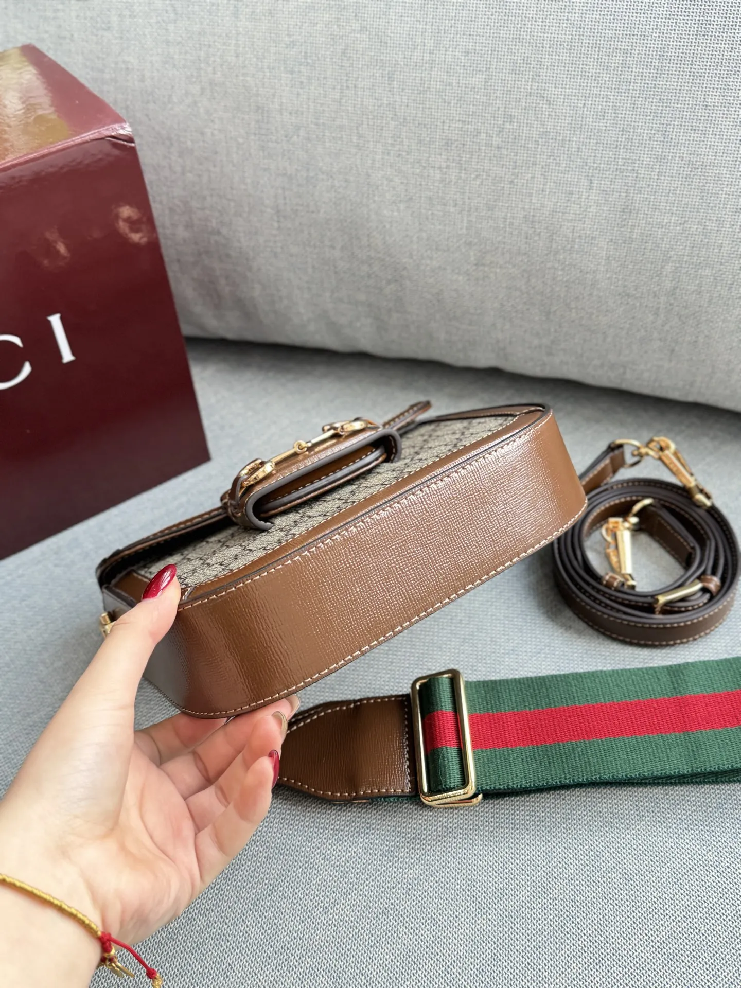 牛皮双肩带💰195 全套礼盒 size:21×16.5 GUCCI古驰 Horsebit 1955 马鞍包 单肩包 芯片版本 本来一直很喜欢1955马衔扣的复古感,也因为喜欢的明星倪妮、肖战都背了它🥰 新出小号也就是mini版本完美解决了所有问题,还有2根肩带,皮肩带+经典红绿肩带!! 更好地突显你的时尚品味。