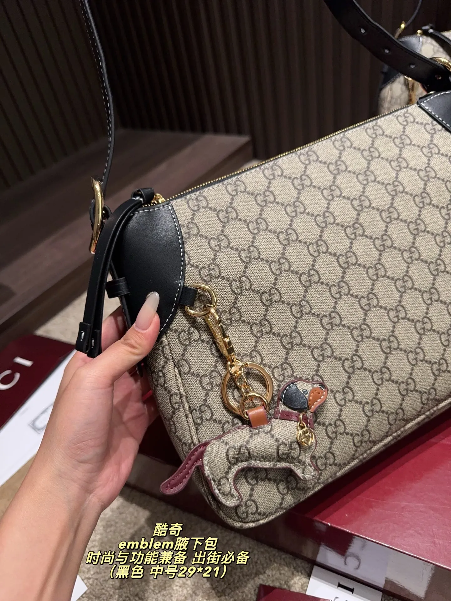 大号P195配折叠盒⚠️尺寸30*23 中号P190配折叠盒⚠️尺寸29*21 小号P180配折叠盒⚠️尺寸19*16 Gucci 酷奇 GG emblem腋下包 采用经典双G帆布†黑色皮革饰边,复古又耐用。金属马街扣点缀,细节满分,品牌辨识度超高!尺寸适中,通勤休闲都能轻松驾驭,手提或腋下背都很时髦。内部空间合理,日常物品轻松收纳,实用又百搭,是Gucci热门单品之一,时尚与功能兼备,出街必备!