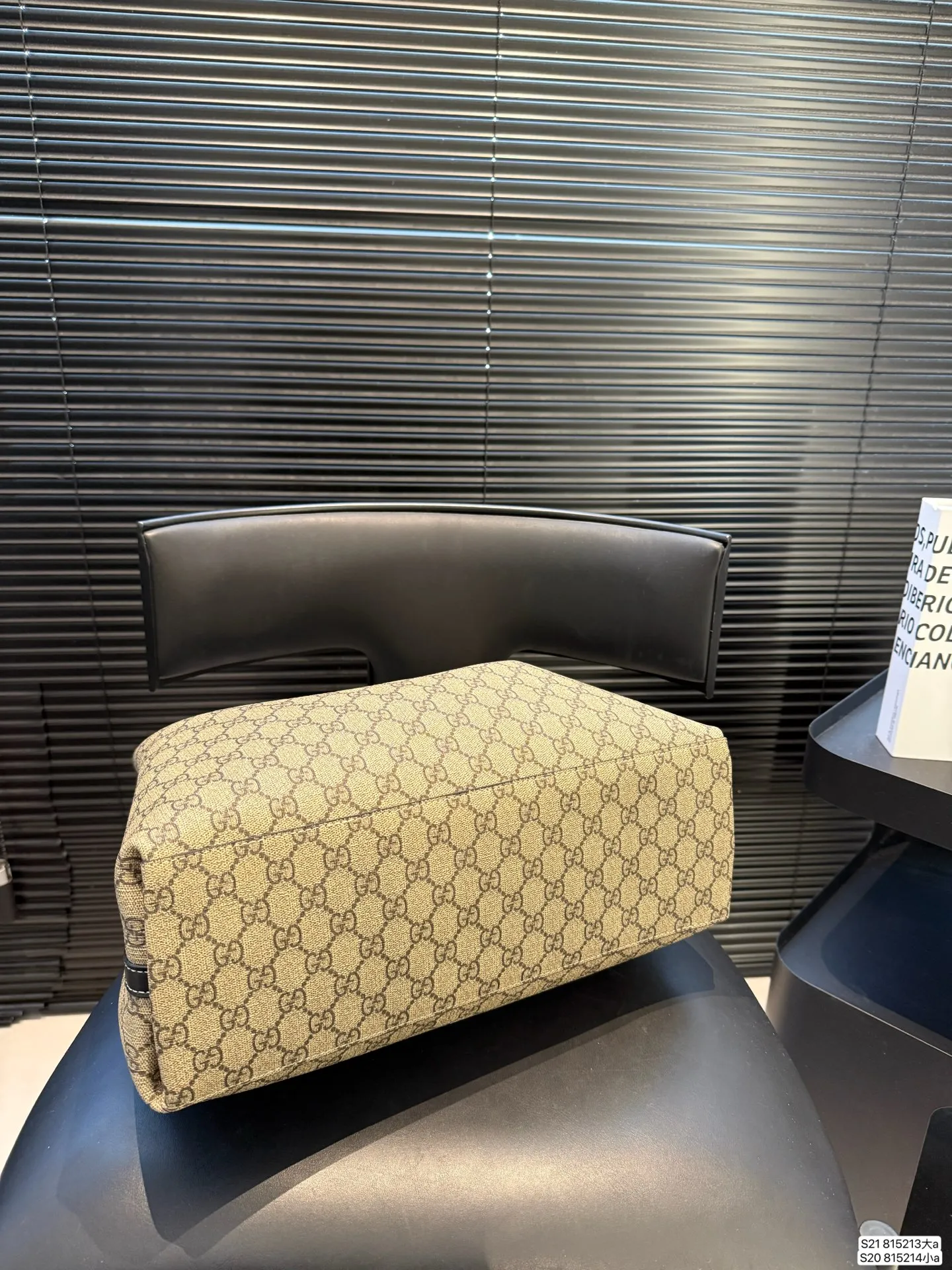 大号P155 小号P150 酷奇托特 Emblem 系列新品首发收纳党大爱大包有隔层新款的Emblem首发,这是一款比较大的托特,肩带两侧是可以调节的,内衬是经典的gucci绿红绿颜色,并且中间是有带拉链的隔层,收纳大爱!另外颜色复古风满满 真的不错哦很轻便很时髦性价比也高 尺寸大35 26 小30 20 货号大815213小815214