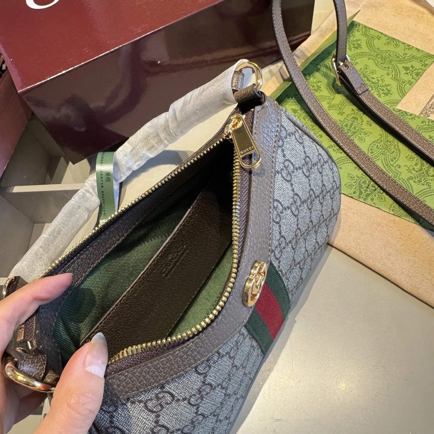 🅿️170✅牛皮系列🔜 顶级货🔥全套包装‼️芯片扫码‼️ GUCCI 专柜经典Ophidia系列腋下包💕明星同款！配长带！高端货！原版头层牛皮！各大明星追捧的爆款～采用顶级原版五金配件！经典logo！顶级做工！堪比专柜品质✈️原版飞机盒🎁原版折叠礼盒包装（size：25*15*6）