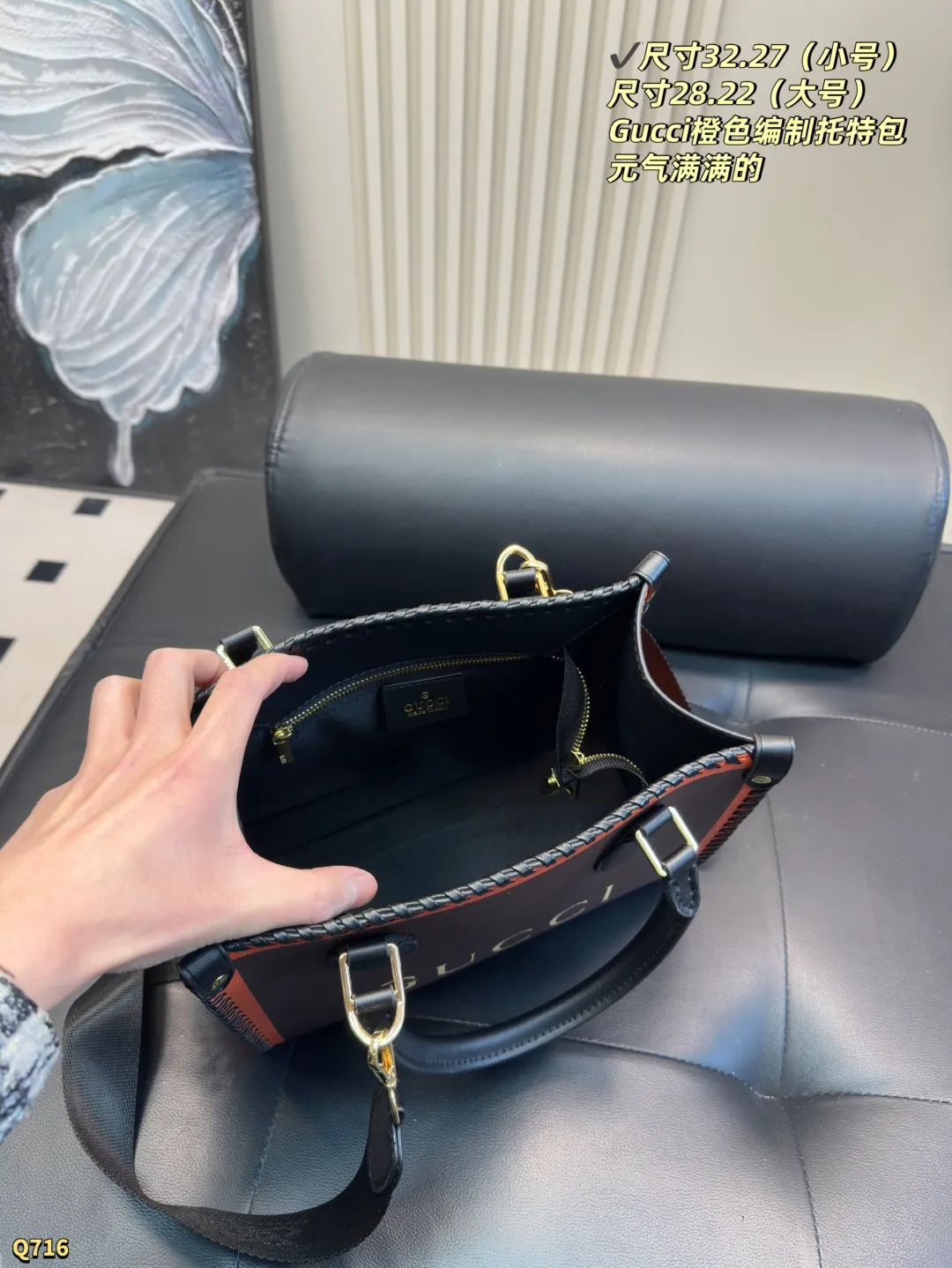 💰175小号尺寸28.22 💰185大号尺寸32.27 酷奇GUCCI家这款橘到发光的超大号托特包! 说实话第一眼就被这个活力橙戳中小心脏,背上瞬间白三个度不说,走在街上连路灯都要多亮两秒💡 ✨容量惊人! 15寸笔记本+雨伞+化妆包通通扔进去毫无压力,内侧暗袋还能装重要证件,打工人的移动办公室非它莫属💼!周末短途旅行直接当登机包,连行李箱都省了~ 🎨橙色界的天花板! 不是土里土气的亮橙色,是带点棕调的复古橘!夏天配白T牛仔裤清爽吸睛,冬天穿黑大衣瞬间提亮整套look,一年四季背都不违和👌!