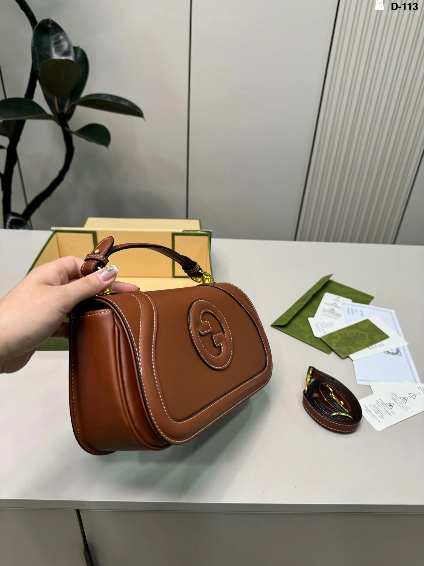 💰p140 D-113尺寸26×14折叠盒 Gucci 酷奇Blondie手提包 复古又时髦,辨识度超高! 通勤休闲都能搭。 搭配简约或复古风都很出彩,实用又吸睛,是时尚与功能兼备的必入单品!