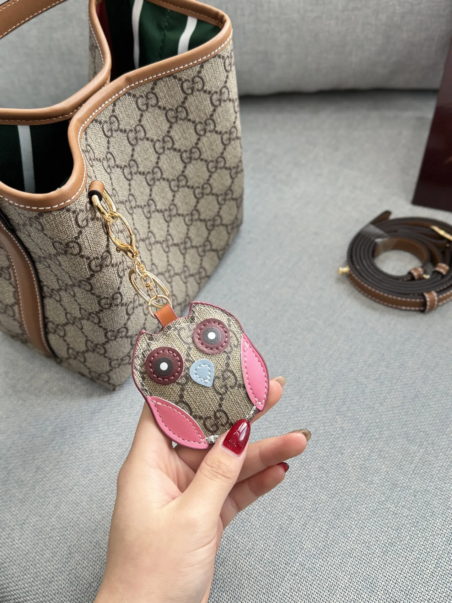牛皮💰180 全套礼盒 size：18.5&times;18.5 GUCCI古驰 GG Emblem Emblem 猫头鹰挂件 水桶包手提包 迷你 芯片版本 钥匙扣真的太可爱啦，搭配任何包包都能碰撞出独特的感觉， 非常精致百搭~ 使用频率超高的一只包包！