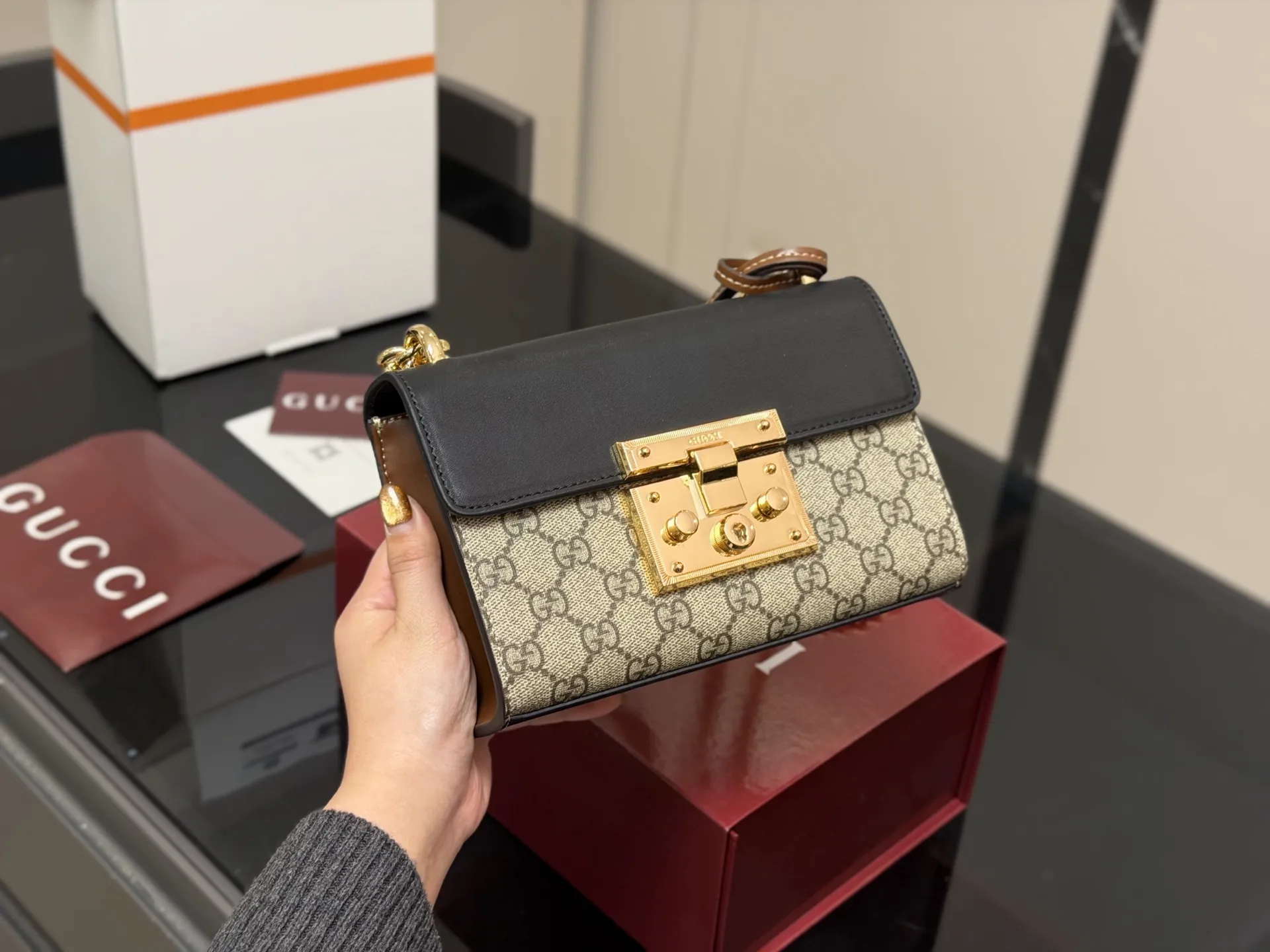 &yen;155 配折叠盒飞机盒 size：20.13cm 【古奇padlock】 这款已经卖了几千个了 明星产品 ‼️ 最近质量又升级了 重拍下给你们看 👀 高定版的G Padlock ✔️