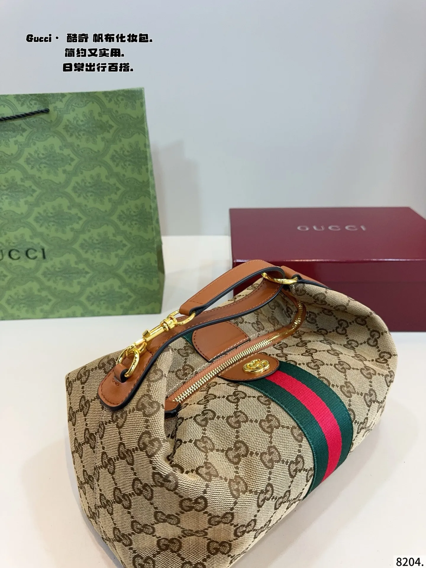 p125配礼盒🎁. Gucci Vanity，真的太绝了✨ Gucci Vanity系列真的是近期的心头好！它的设计灵感源自品牌经典化妆包，复古又时髦，一整个爱住了 造型独特：饭盒包的造型超级可爱，棕色帆布款搭配GG logo图案、红绿条纹织带和GG Logo，经典元素拉满，辨识度超高，怎么搭配都不会出错~ 背法多样：复古小提手，自带延长肩带，能手提、单肩背、斜挎，轻松适配各种场景和穿搭风格。 容量惊人：外观小巧，内部空间大，手机、钱包、化妆品、折叠伞等都能轻松装下，日常使用超方便。 如果你也在寻找一款颜值与实用并存的包包，Gucci Vanity绝对值得~尺寸：28*13*18cm