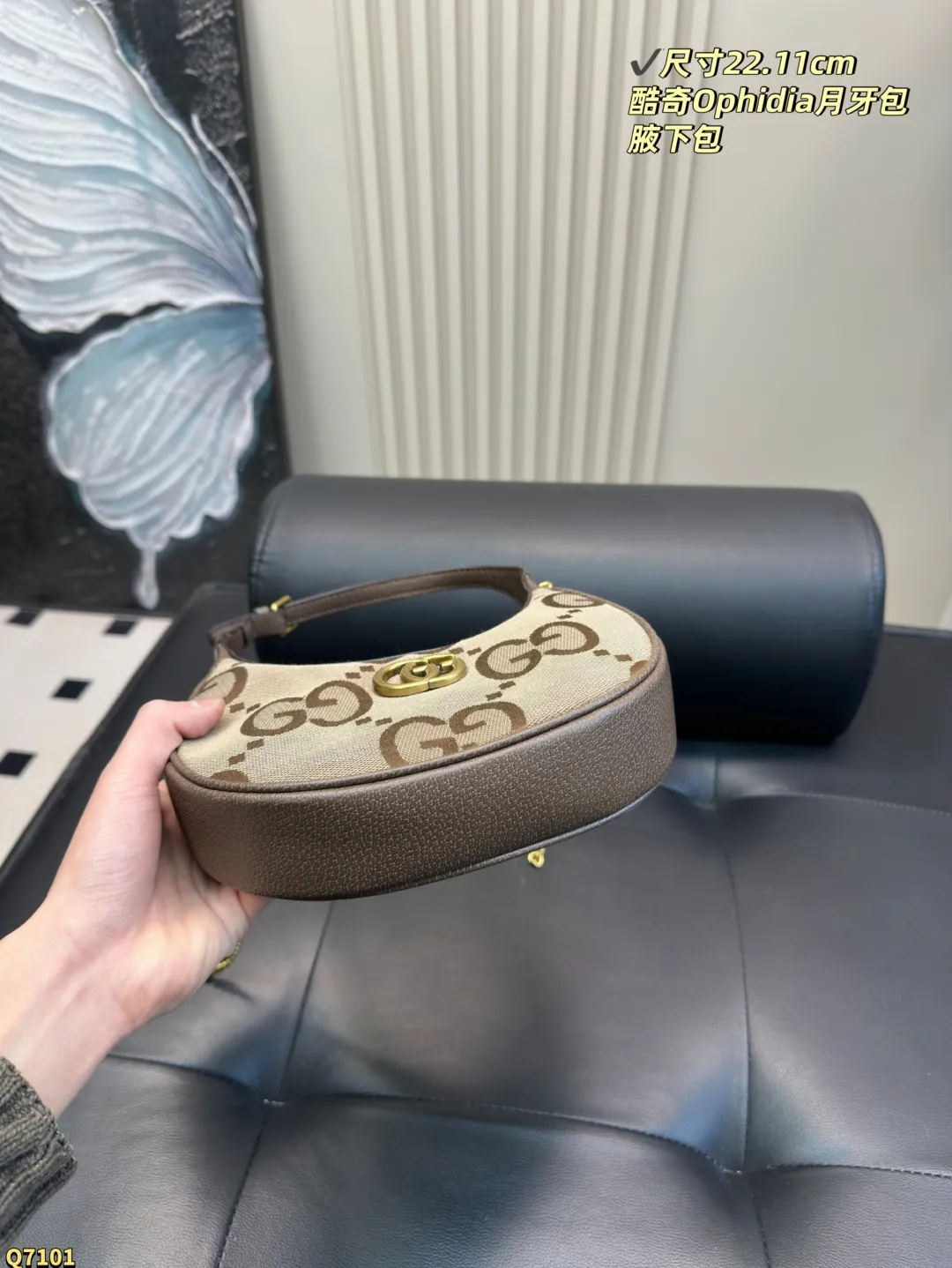 💰115配折叠盒 尺寸22.11cm Gucci酷奇Ophidia月牙包 Gucci这款月牙包性价比极高!! 结合了经典元素老花配双G的logo。 二种背法: 1.有链条可以斜背 2可以手提 容量也是很不错,女生日常通勤都可装物品棕色也适合各种衣服搭配,百搭复古时尚~
