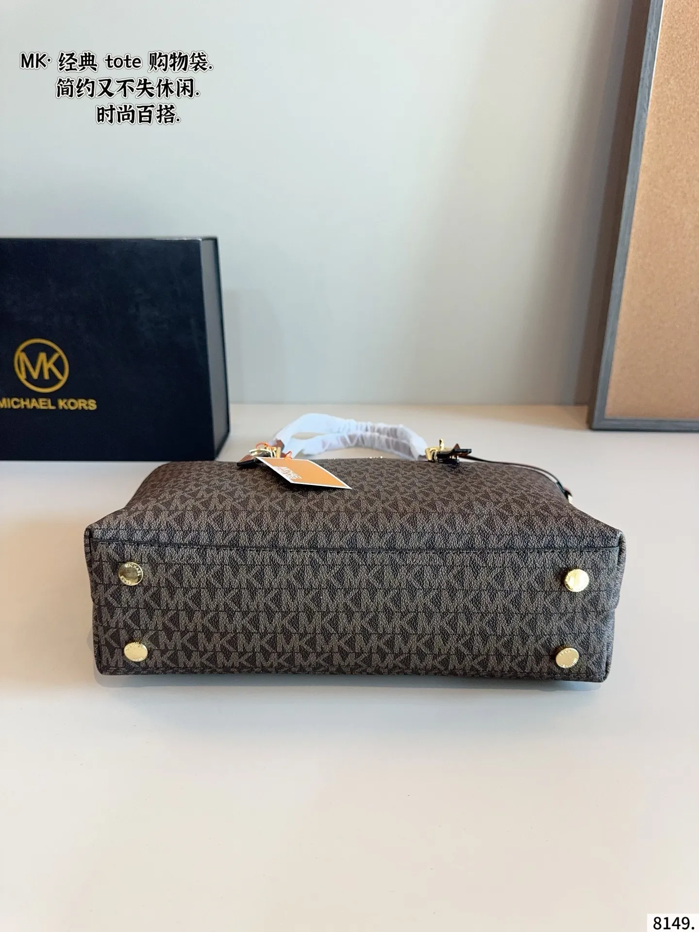 p180 MK Emilia斜挎手提托特包新款 新鲜出炉啦‼️简直是美到人心啦 原版五金logo 首选进口皮料 质感超赞😍😍所谓人人必备一款 这个款式必须自留 经典版型➕全新面料 真的是让人眼前一亮 喜欢的美妞抓紧啦 实物简直太美 尺寸 ：31*8*23cm