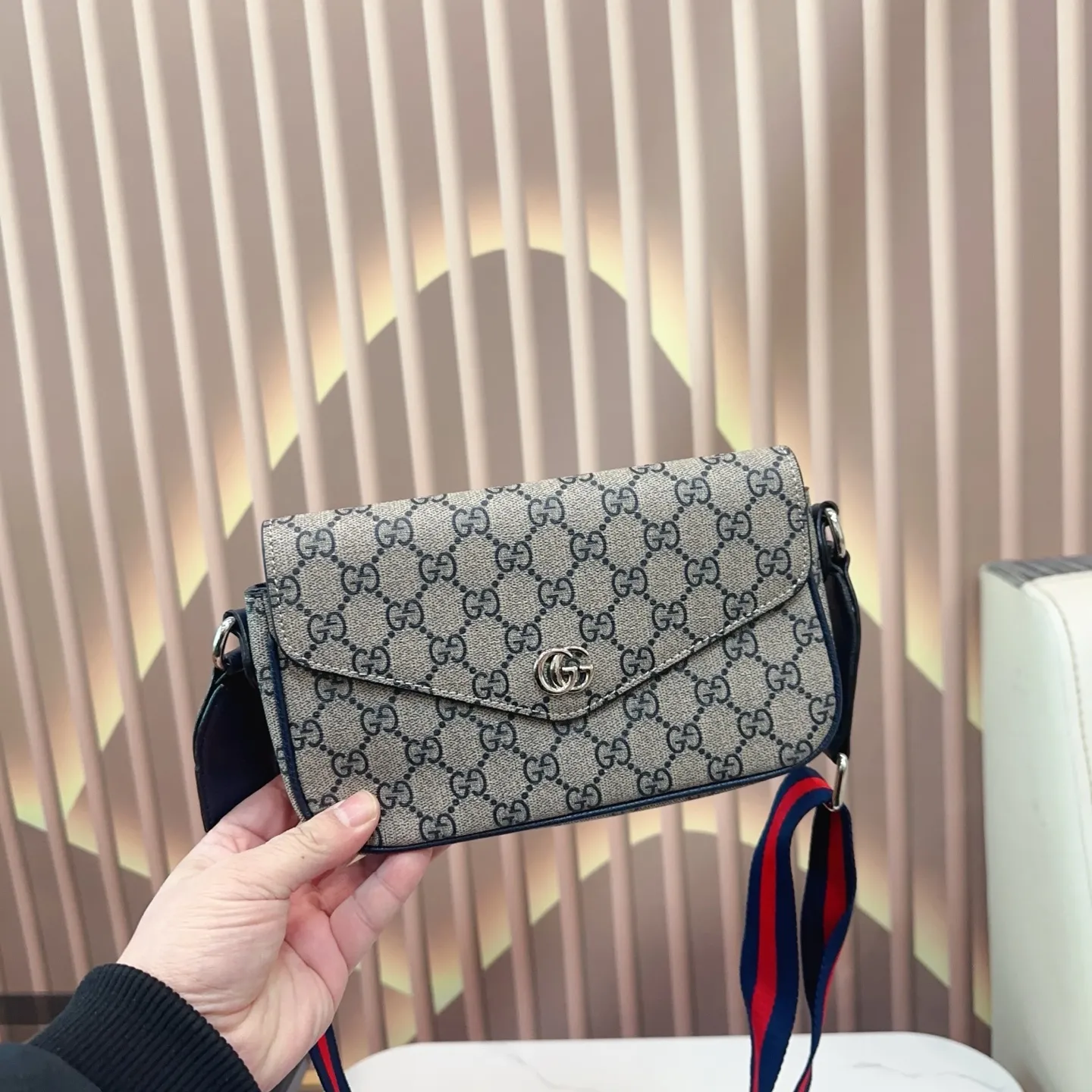 p105 配折叠盒 GUCCI酷奇Ophidia系列信封包 完全不是小废包,大小合适,可以满足日常需求,肩带可调节!尺寸22.14cm。 Q