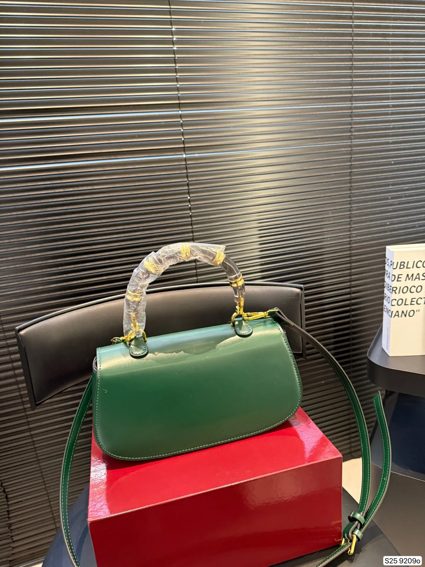 P175 配折叠盒 竹节包超级亮眼的绿色/Gucci bamboo Gucci古驰Bamboo竹节包 新款绿色 手提单肩斜挎包 超级好看 尺寸25.5 15 货号9209