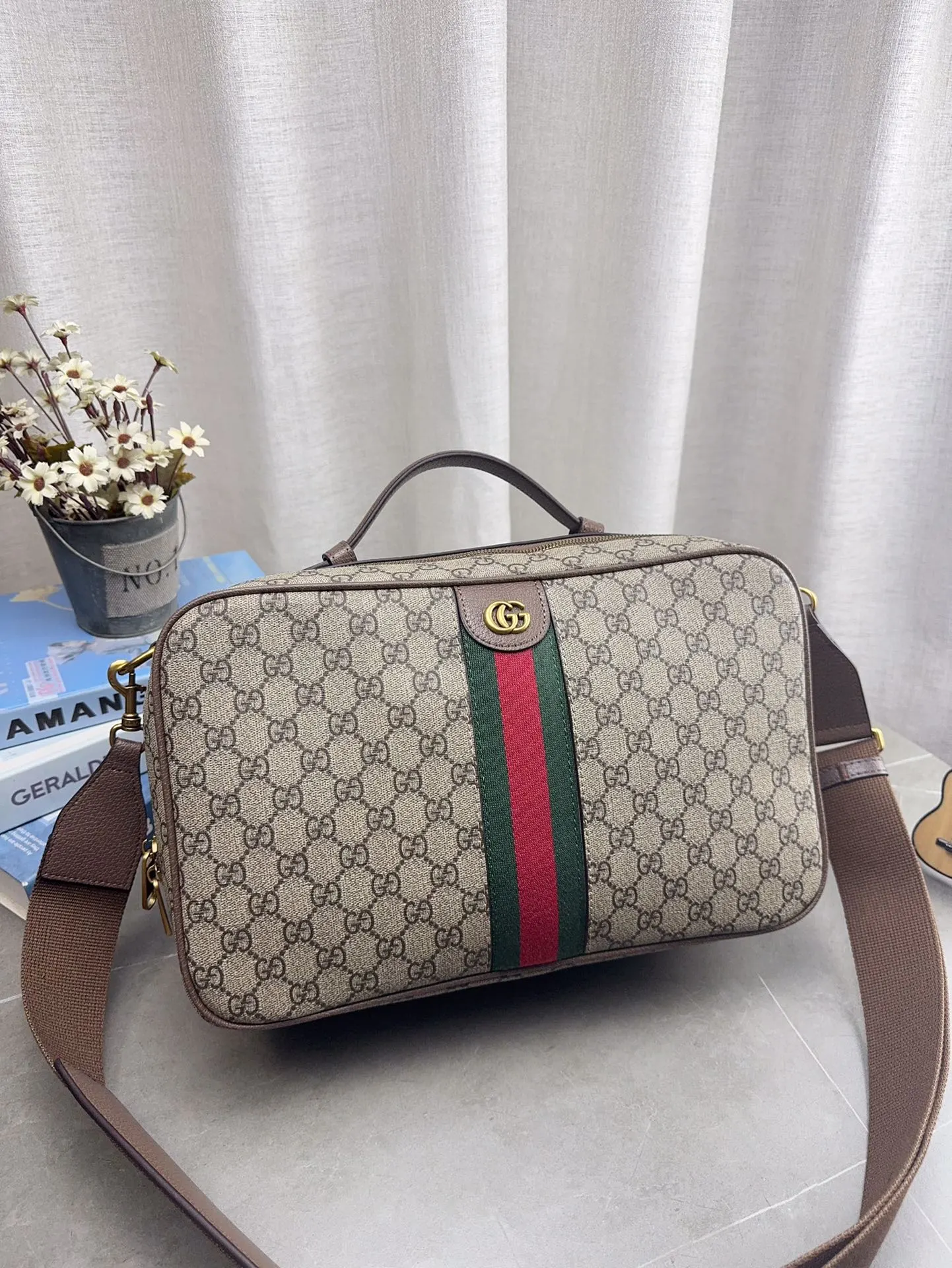 配礼盒包装 酷奇相机包 酷奇单肩包 Gucci 斜挎包 👜最新系列 这个款复古韵味特别浓,上身效果也超赞 尺寸36*22cm p185