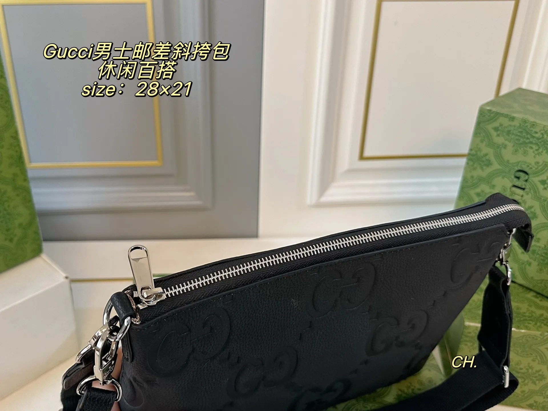 P125（配盒） size：28&times;21 GUCCI 古驰压花男士邮差包斜挎包💕 方方正正的包型很好搭衣服！ 包身特别轻，撞包率极低， 肩带🉑️调节，空间超大～ 出门超方便，男女生都可驾驭❗️