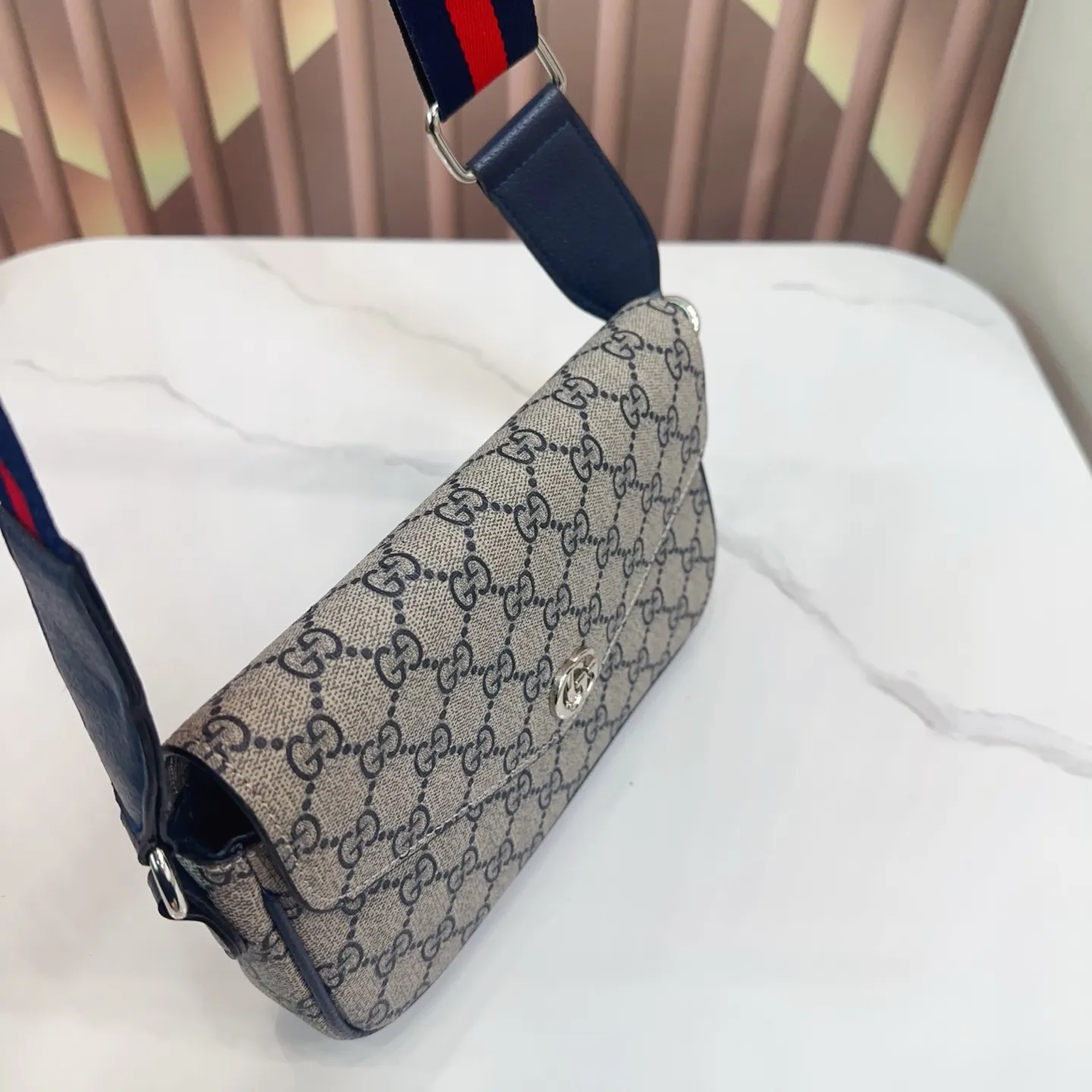 p105 配折叠盒 GUCCI酷奇Ophidia系列信封包 完全不是小废包,大小合适,可以满足日常需求,肩带可调节!尺寸22.14cm。 Q