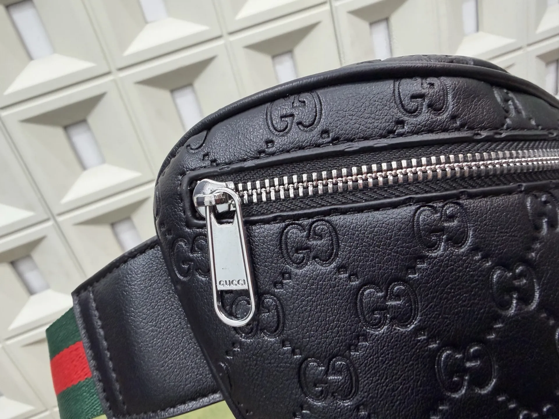 P110 Gucci 古奇 GG压花胸包 腰包 休闲百搭 实物拍摄 原厂原版面料 配送 防尘袋 18 x 30cm。