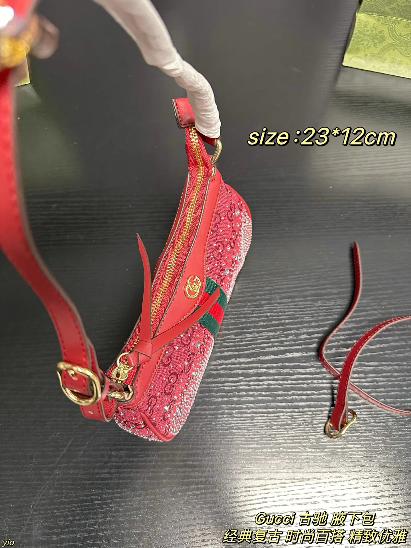 P140配盒 Gucci 古驰 腋下包 Gucci|圣诞氛围直接拉满!圣诞季的心动是这只酒红闪钻包给的!把星光织进冬日的浪漫,红丝绒、水晶、GG老花,每一件都像把星光收进手心💎。包身缀满细闪,复古红绿条点缀,提在手里就是行走的星河🌌;迷你包小巧可爱,运动鞋同系列,细节里藏着温柔。红色显白,配大衣或毛衣,让每个日常都多一份浪漫💕。 尺寸:23*12cm