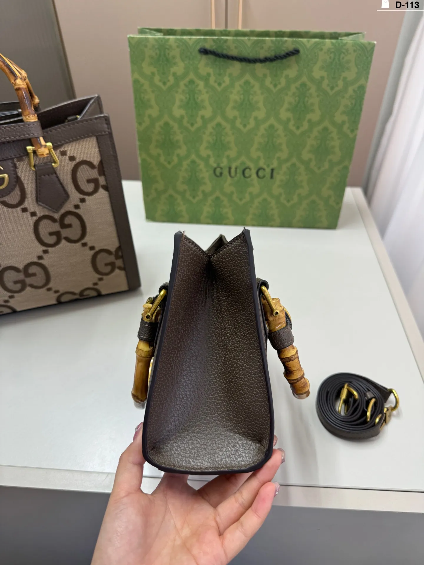 小💰p130 D-113尺寸27&times;24/20&times;15折叠盒 Gucci 酷奇竹节包 GucciDiana竹节手柄托特tote购物袋最新系列这个款复古韵味特别浓上身效果也超赞