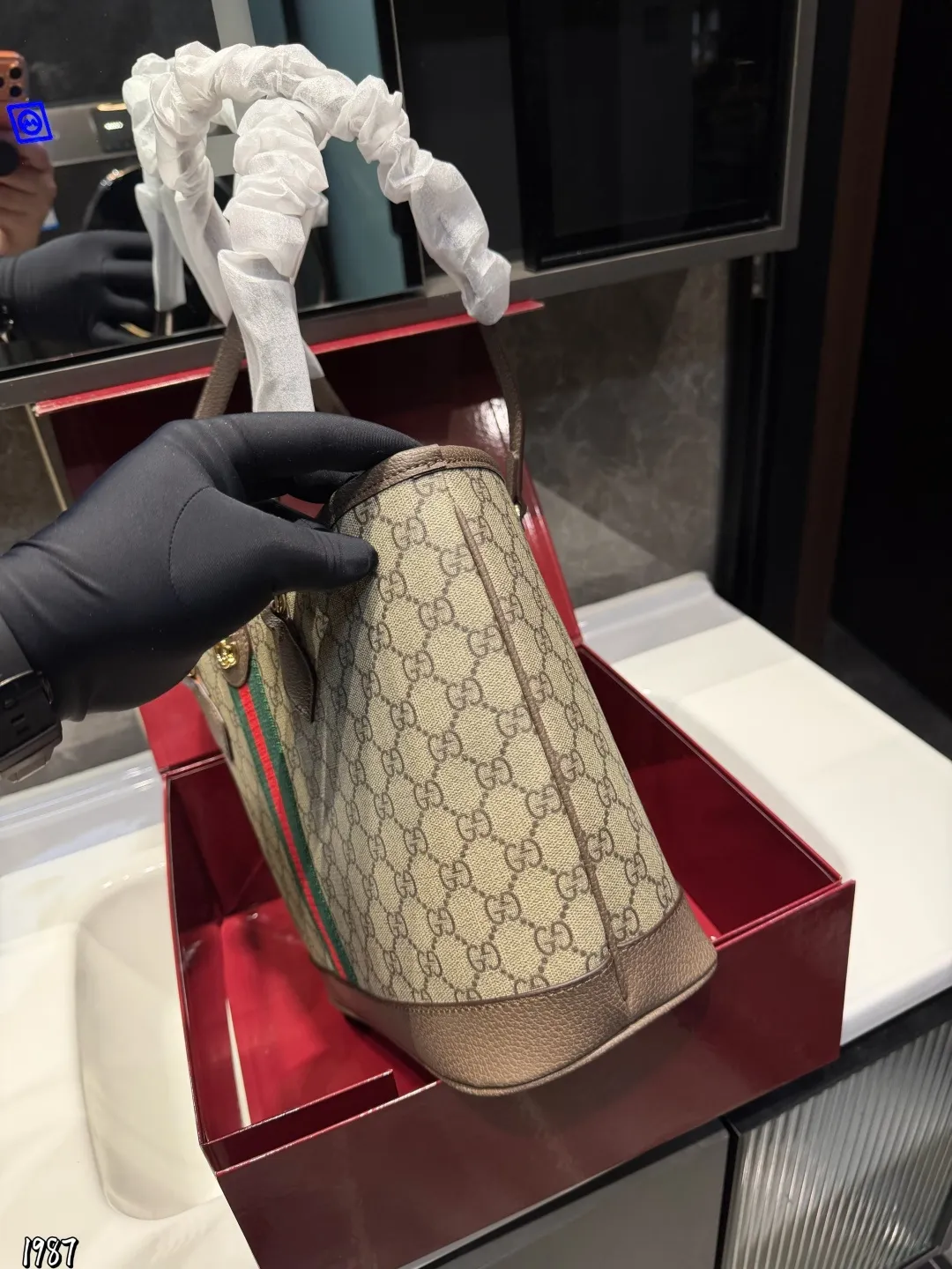 ❤️牛皮版本p175❤️ Gucci Ophidia 老花托特包Gucci Ophidia系列老花托特包，采用乌木色GGSupreme帆布+棕色皮革饰边，经典红绿织带超有辨识度容量大，通勤、旅行、妈咪包都OK！内部空间宽敞，能装下电脑和文件，实用又时髦。复古设计+耐用材质，百搭不挑人，是Gucci经典热门款，日常出街超加分尺寸25 20cm