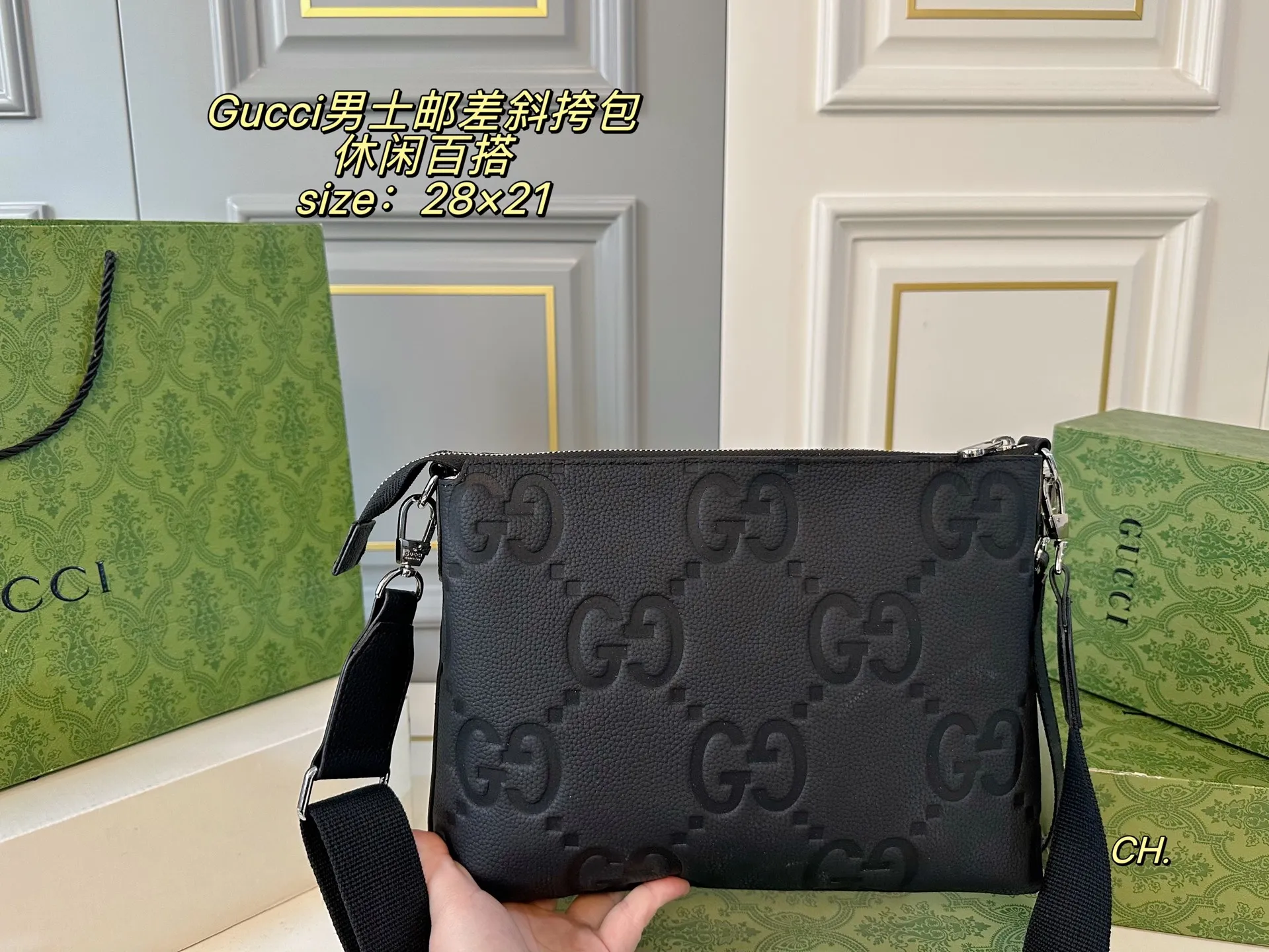 P125(配盒) size:28×21 GUCCI 古驰压花男士邮差包斜挎包💕 方方正正的包型很好搭衣服! 包身特别轻,撞包率极低, 肩带🉑️调节,空间超大~ 出门超方便,男女生都可驾驭❗️