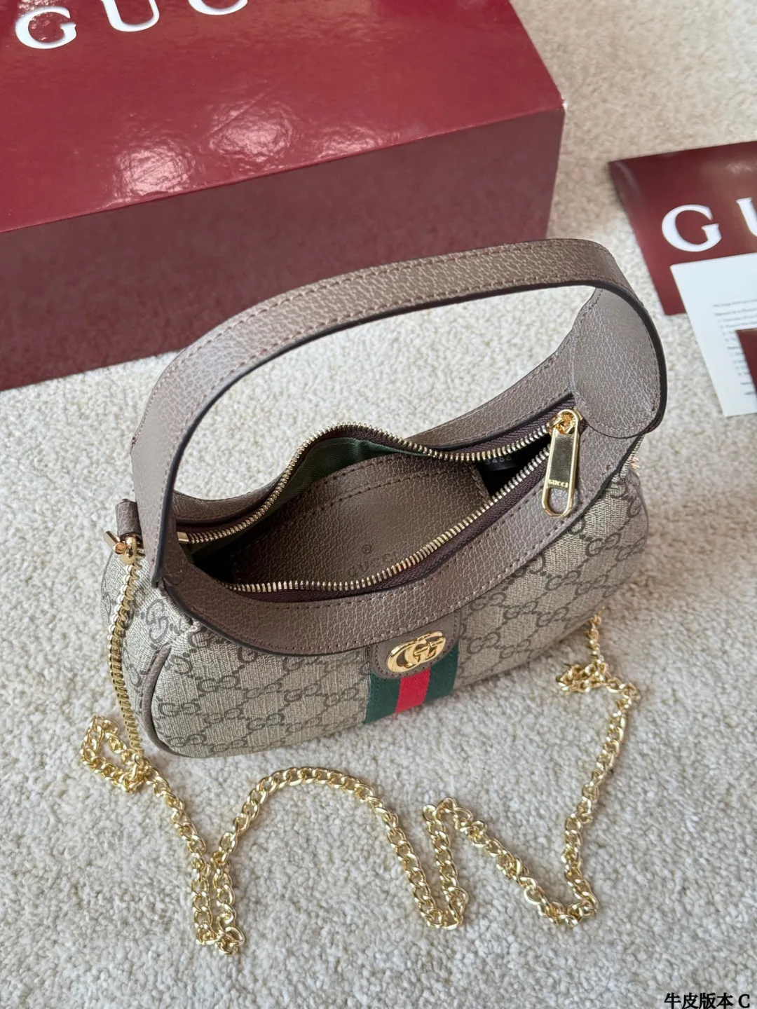 牛皮版本 p150 Gucci Ophidia 月牙包 Gucci Ophidia系列GG月牙包，经典米色乌木GGSupreme帆布+黑色皮革滚边，复古又时髦！正面黄铜双G 搭扣超有辦识度，尺寸约22&times;12.5x5cm，小巧精致，日常通勤、出街都很百搭。肩带可调节，手提、单肩、斜挎随心切换，内部空间能装手机、卡包等日常小物，实用又美观，是Gucci热门经典款！