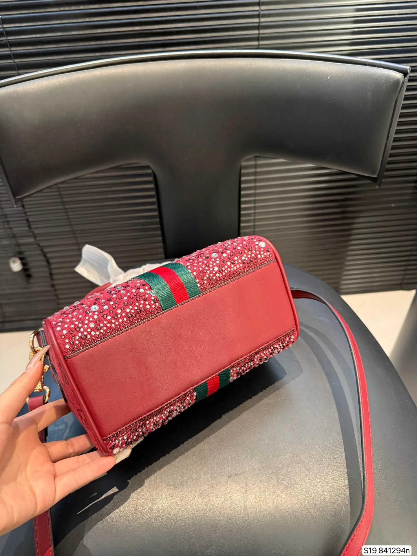P145 Gucci圣诞限定系列🎄水晶波士顿 🎄圣诞氛围直接拉满！红丝绒+满钻的Gucci波士顿包也太会了吧✨ [爱心R]酒红色缎面缀满碎钻，灯光下直接在发光💫 红绿条纹撞色是经典圣诞配色，手提带的皮质又很有质感！ 配深色大衣就是贵气大小姐本人，容量也够装下补妆包+手机，节日出街又美又实用～ 尺寸21 14 货号841294