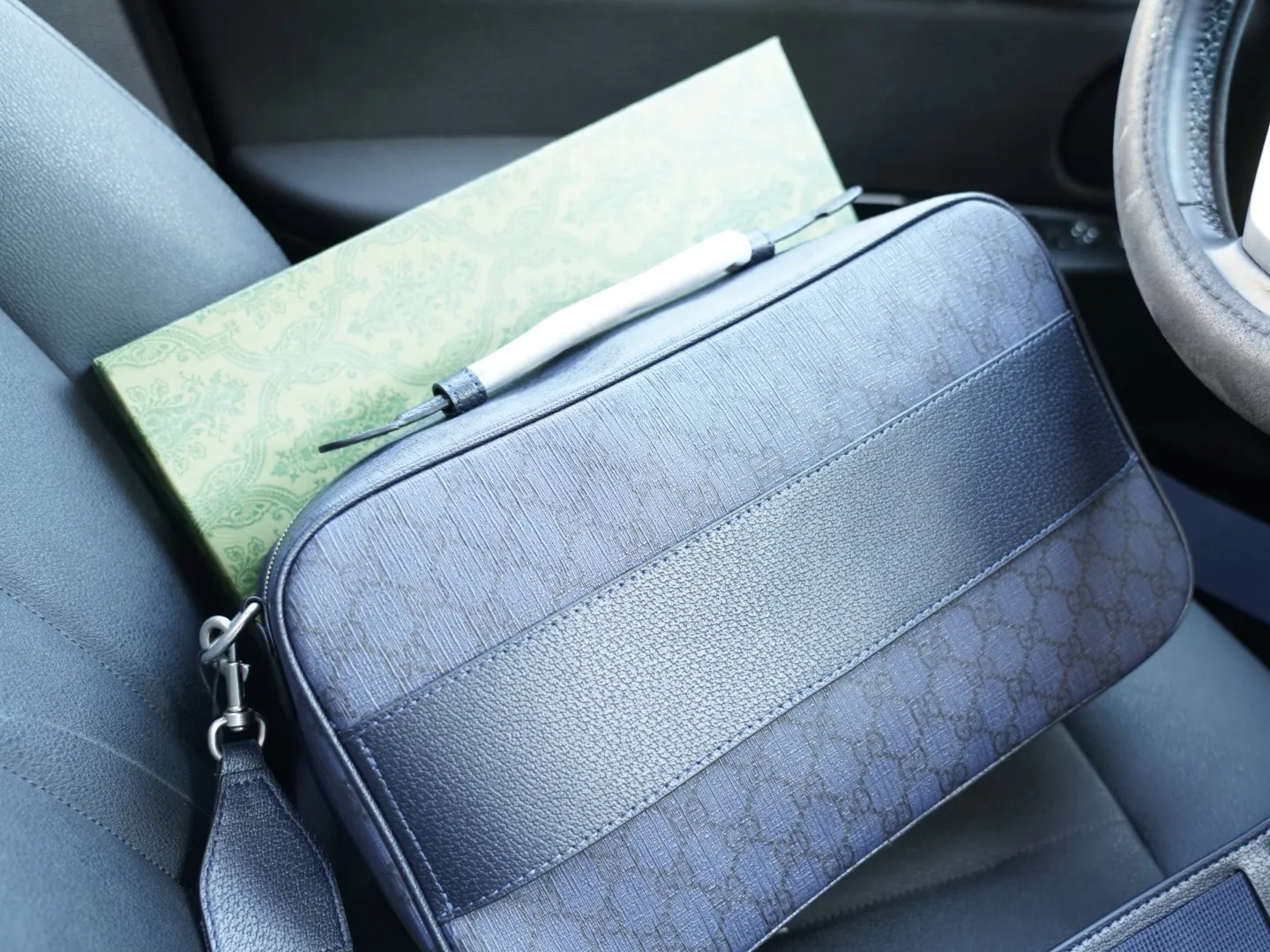 P180 🇮🇹 GUCCI 古驰 官网同步 高版本 斜挎单肩背包 永恒不过时的标志性产品 纯原单牛皮 顶级五金制作 非市面普通版本 今年最爱的款式 全部实拍 实用性非常高 完全不用担心穿搭 配全套包装礼品盒 【规格：36x22x12】