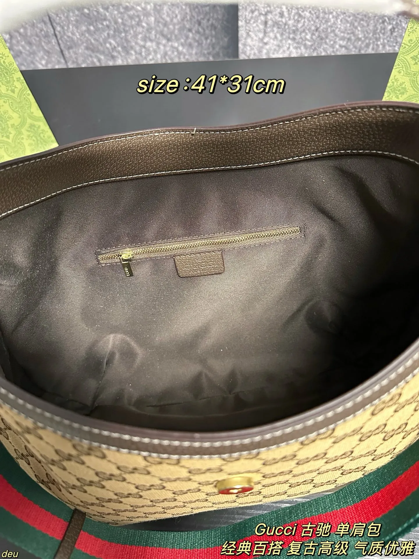 P130配盒 Gucci 古驰 单肩包 老花双G手提来喽!想要复古,经典的老花搭配相得益彰的金扣,整个贵气复古风扑面而来,永不过时的经典款式,简约大气的风格设计,老花在复古感方面狠狠拿捏!想要实用,不小的托特容量,但整体看起来又不会太大,好看至上的前提下整个实用感绝绝子,采用宽条肩带,厚重感满满,又给予松弛感,整体上身好背好用!这样一款实用又贵气的包包,成色极佳,出门也不容易撞包,穿搭好搭配,不挑场合,相信你一定会心动! 尺寸:41*31cm