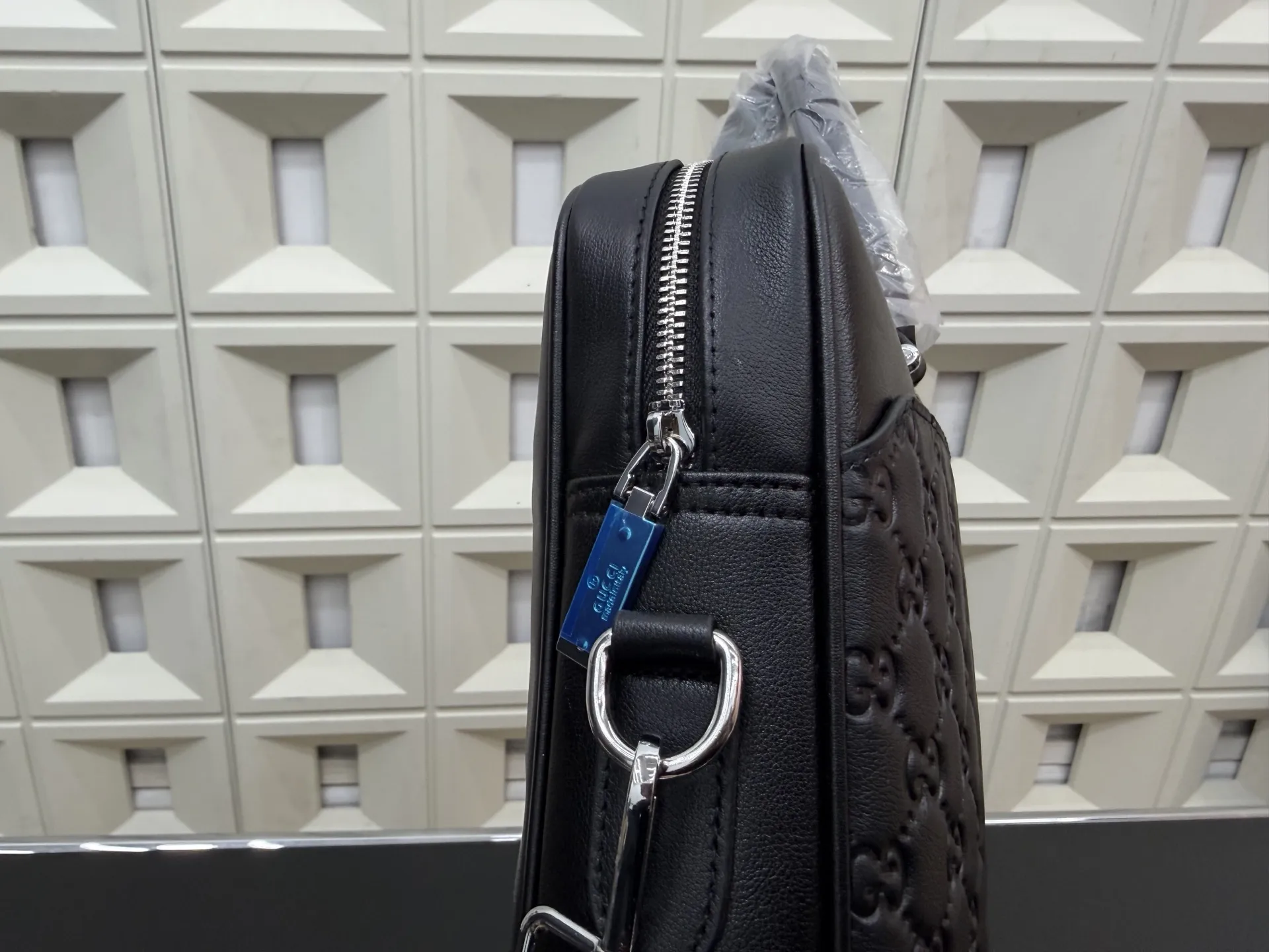 P165 Gucci 古奇 GG牛皮公文包 男包 电脑包 手提包 经典百搭 实物拍摄 原厂原版面料 高端品质 配送防尘袋 28 x 38 cm。