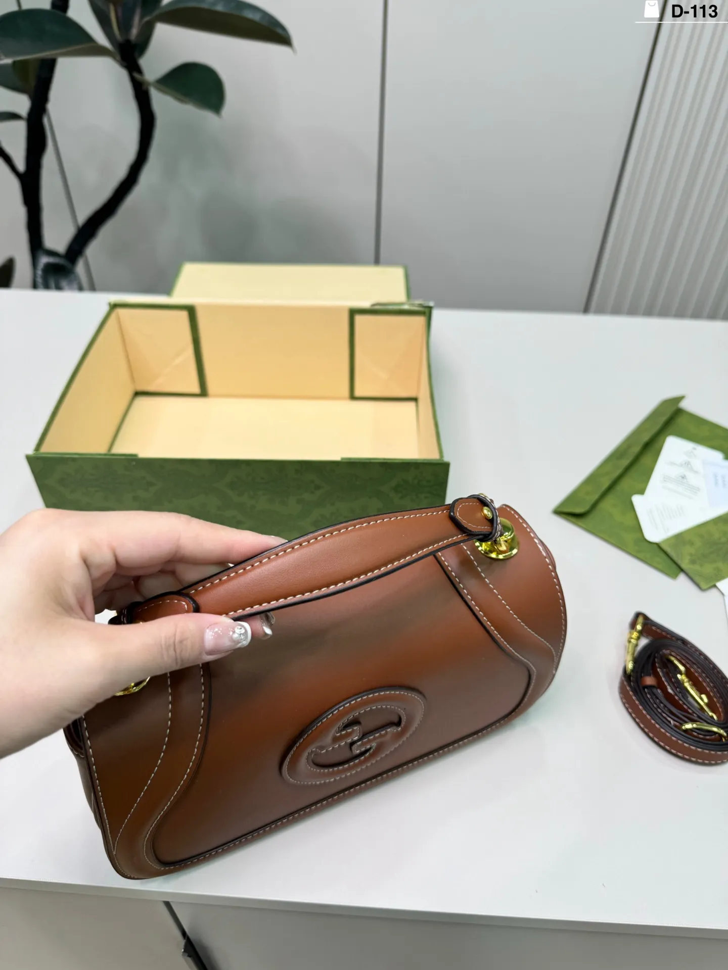 💰p140 D-113尺寸26×14折叠盒 Gucci 酷奇Blondie手提包 复古又时髦,辨识度超高! 通勤休闲都能搭。 搭配简约或复古风都很出彩,实用又吸睛,是时尚与功能兼备的必入单品!