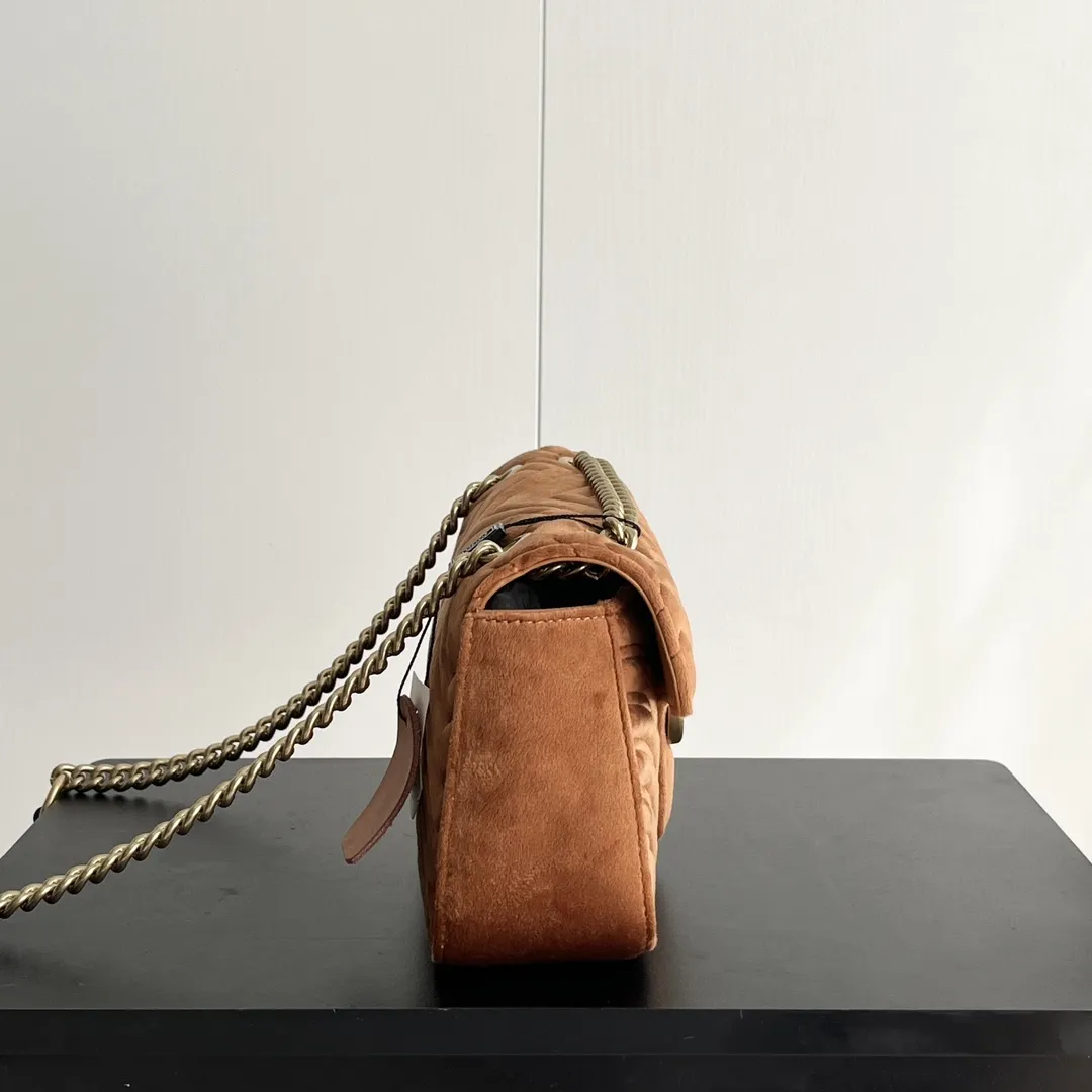 升级版实拍#💰200 款号:443497天鹅绒 尺寸:26-15-7cm GG marmont天鹅绒系列 秋冬限时回货🥹真的是时代的眼泪 对版反毛绒面料 呈现深浅色效果👏 对版丝绸内里、拉链式口袋内有水洗标。 经典翻盖,古铜色logo双G五金和链条搭配