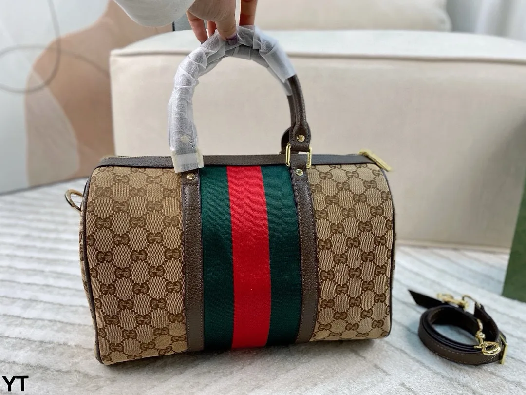 p120 无盒🎁 Gucci枕头包 双G老花帆布系列 手感柔软舒适 耐磨度极好 人手必备 适合手提肩背两用 实用大容量包包 非常轻 上身真的超级洋气!! 尺寸:31*20