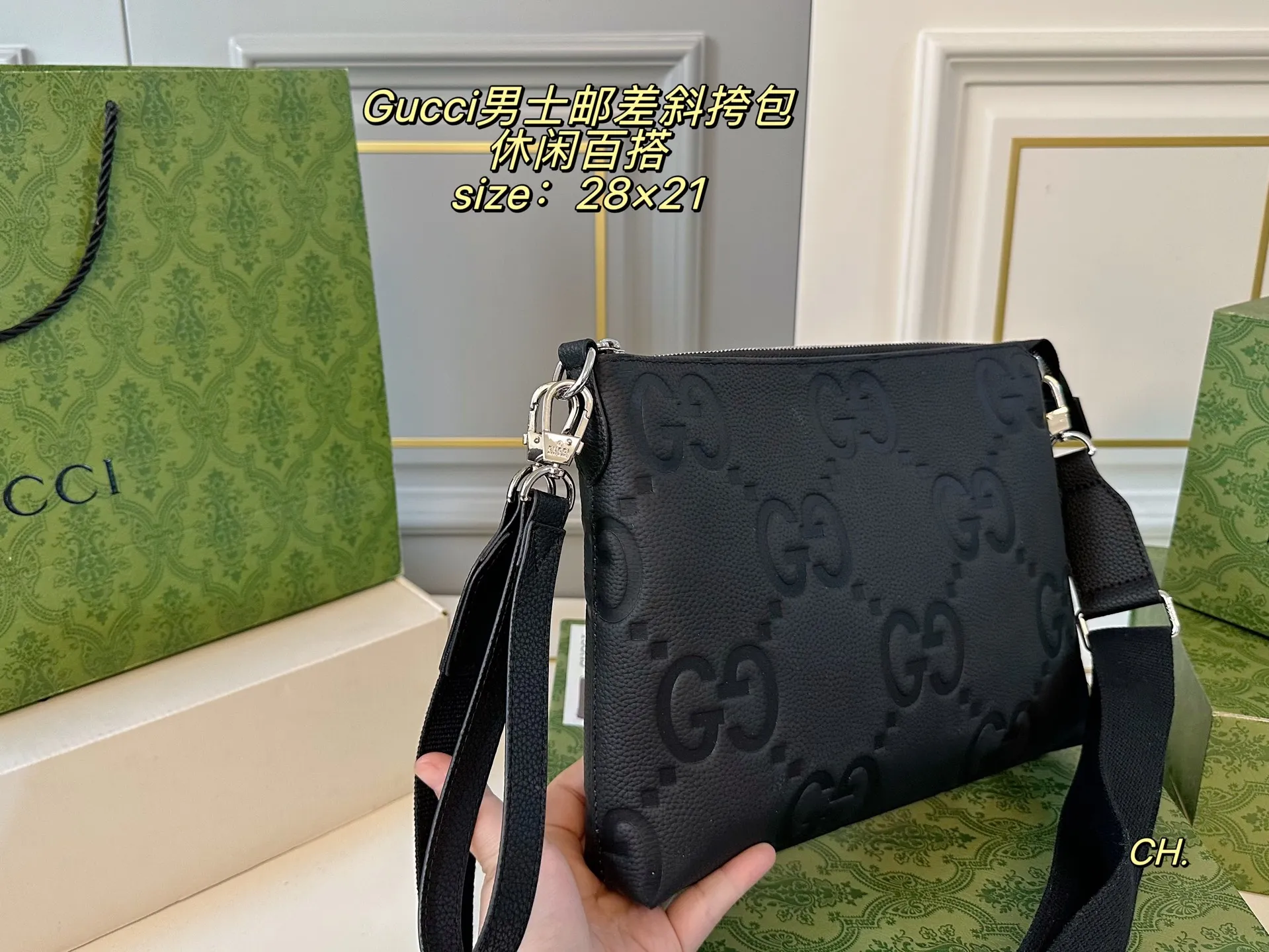 P125（配盒） size：28&times;21 GUCCI 古驰压花男士邮差包斜挎包💕 方方正正的包型很好搭衣服！ 包身特别轻，撞包率极低， 肩带🉑️调节，空间超大～ 出门超方便，男女生都可驾驭❗️
