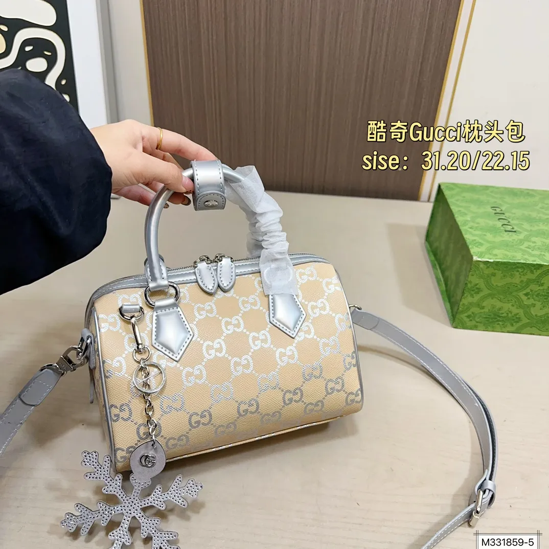 大号💰175 小号💰170 Gucci酷奇枕头包 大容量 手提斜挎皆可 通勤必备 一定要入! 尺寸 大号31 20 中22 15