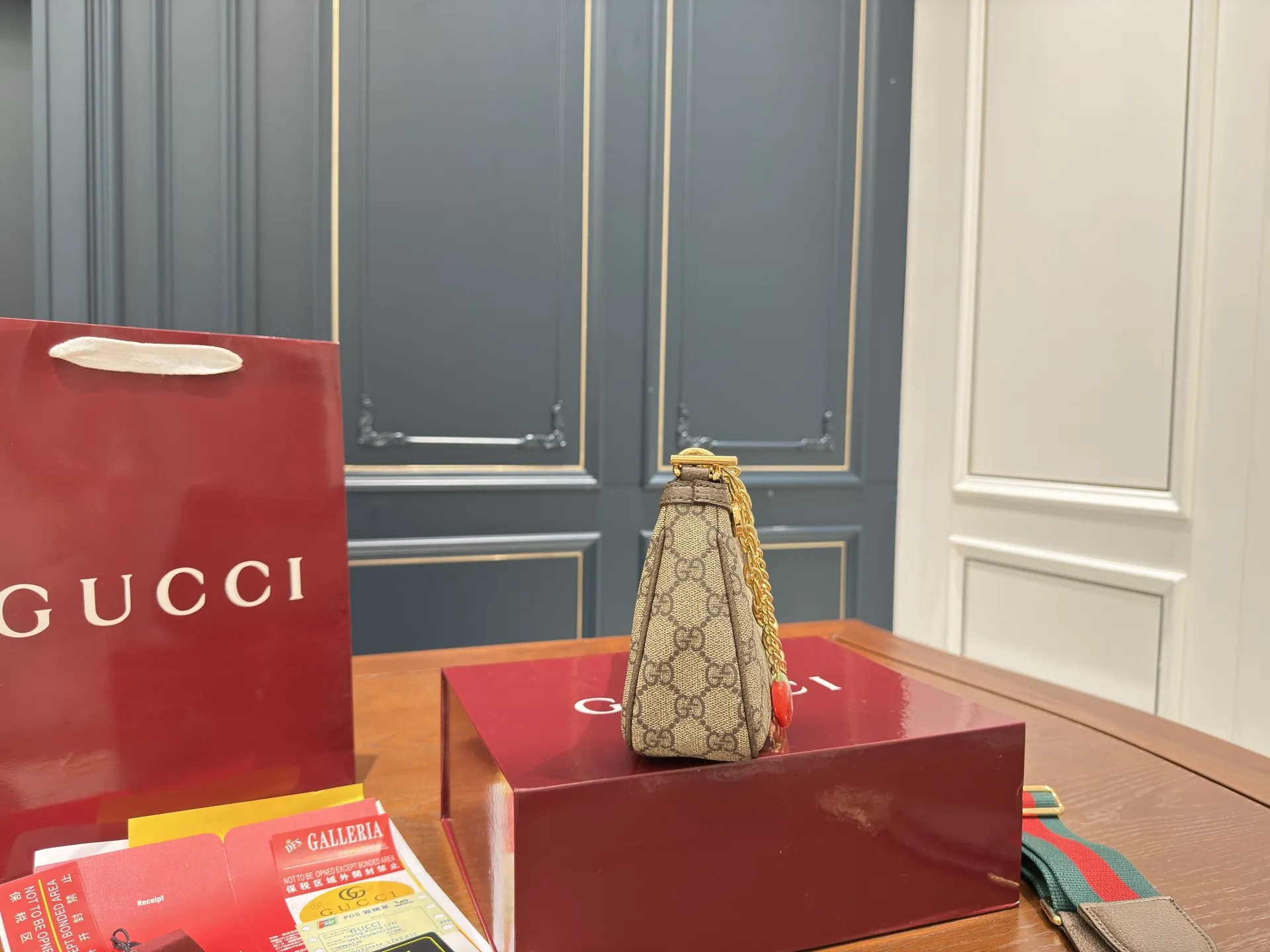 (飞机盒折叠盒⚠️)p155 Gucci新品腋下包/斜挎包/麻将包 又上新啦啦啦真的是永远跟不上新款的脚步永远有买不完的新包~没办法,腋下包是趋势~个人觉得这款包本身就挺Vintage款的,买一个搭搭,过些年后回头看这款也不会过时!尺寸:21cm
