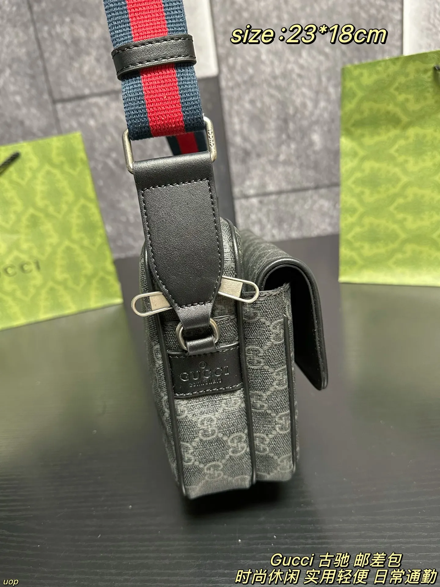 P135配盒 Gucci 古驰 邮差包 复古绿GG提花太有格调了,低调又显贵气~宽肩带设计很贴心,日常通勤背完全无压力,不管是搭西装还是休闲装都很绝,型男氛围感直接拉满!灰调GG印花高级感拉满,红蓝织带肩带瞬间点亮造型,街头风与奢华感的碰撞太绝了!背它出街,回头率绝对爆表 尺寸:23*18cm