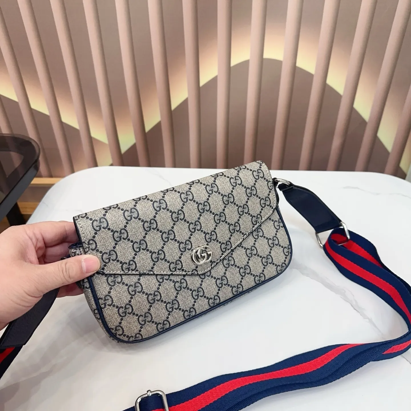 p105 配折叠盒 GUCCI酷奇Ophidia系列信封包 完全不是小废包，大小合适，可以满足日常需求，肩带可调节！尺寸22.14cm。 Q